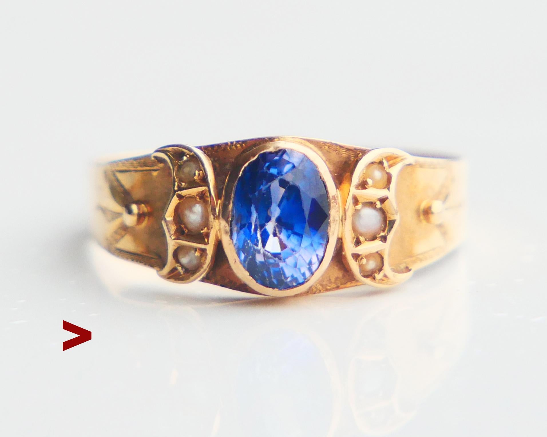 Anello d'epoca Art Nouveau con un insolito zaffiro naturale bicolore affiancato da perle di mare su spalle articolate e incise a mano. 

Marchi svedesi:  Three Crowns , 18 carati, autore: GD&Co, città di Malmo. Marchi dell'anno: L7 /  a mano -