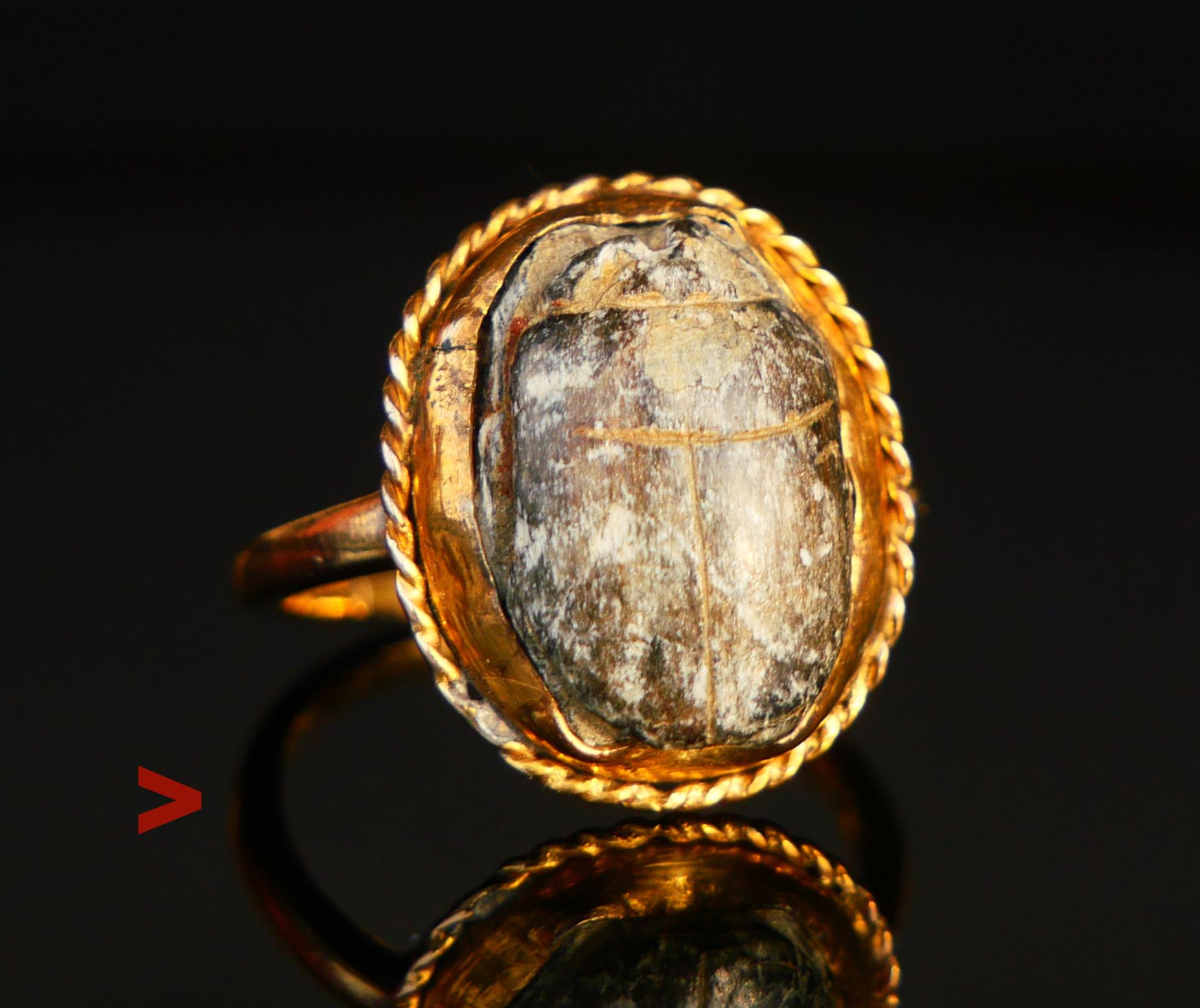 Anello antico in oro giallo massiccio 18 carati decorato con  autentico scarabeo Scarabeo antico scolpito a mano in pietra ollare o steatite. Lo scarabeo presenta un caratteristico cartiglio semplificato visibile sul lato posteriore, che si suppone