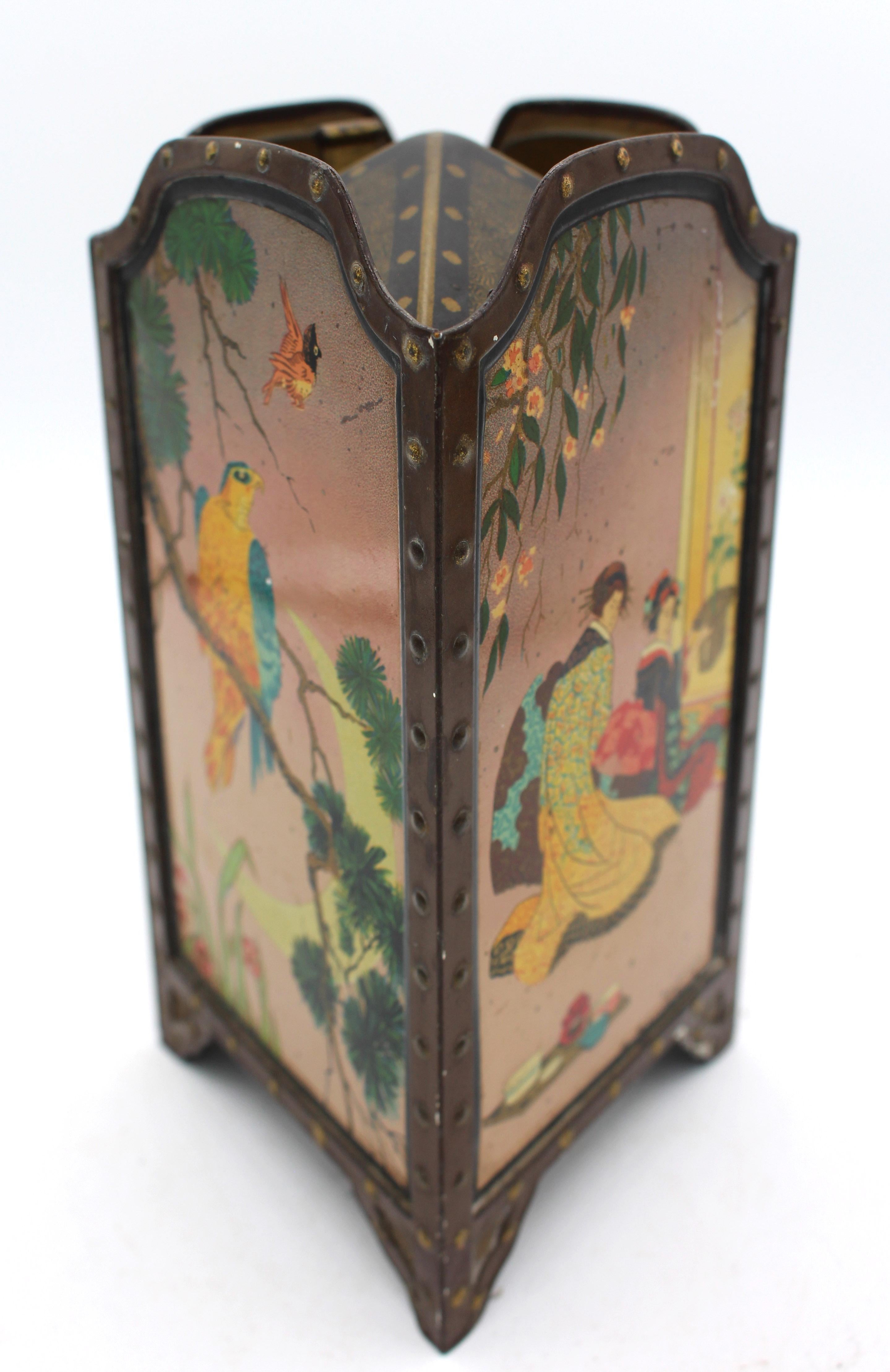 1913 Huntley & Palmers Japanese Screen Form Biscuit Tin Box In Good Condition For Sale In Chapel Hill, NC