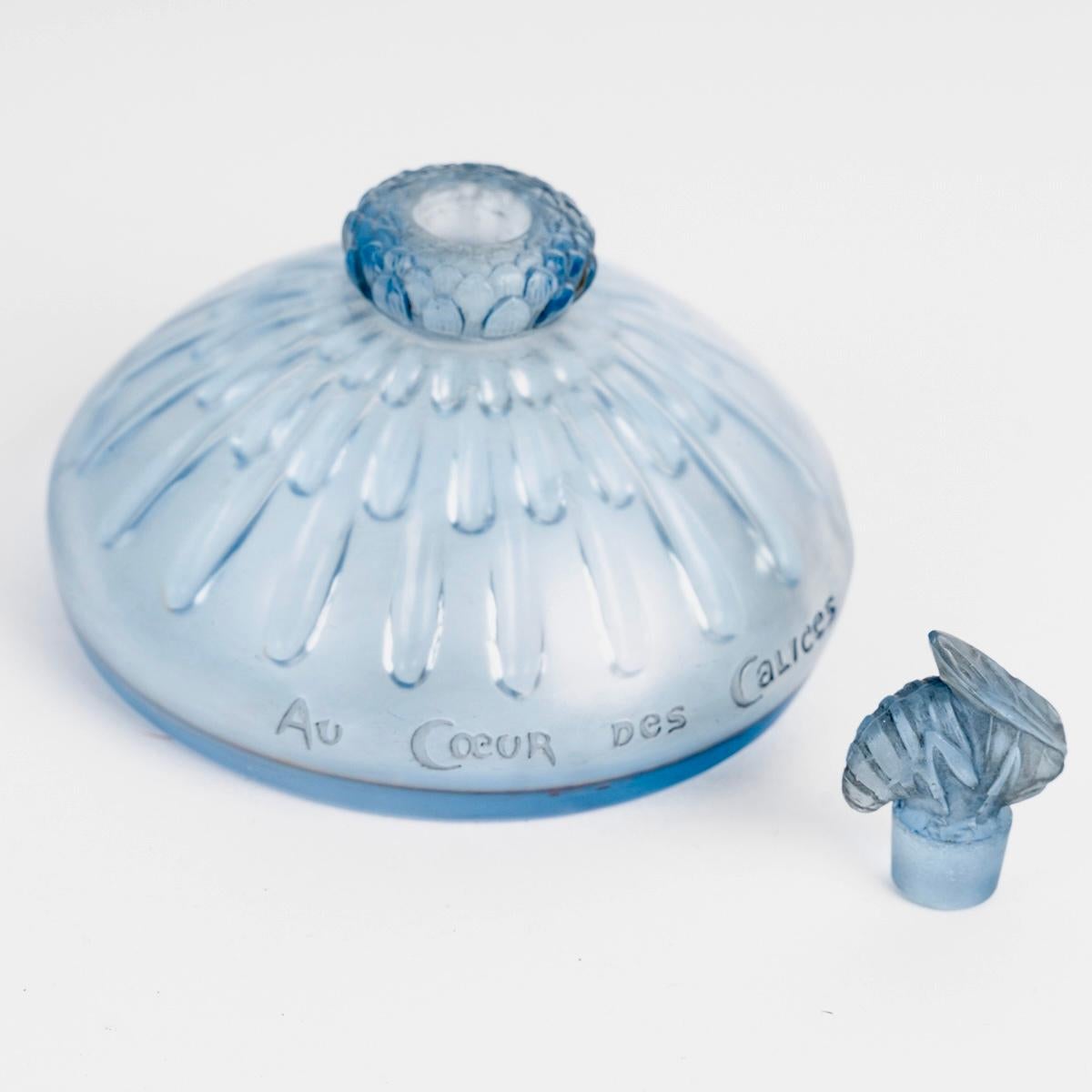 Art Déco 1913 René Lalique Bottiglia di profumo Au Coeur Des Calices in vetro azzurro per Coty in vendita