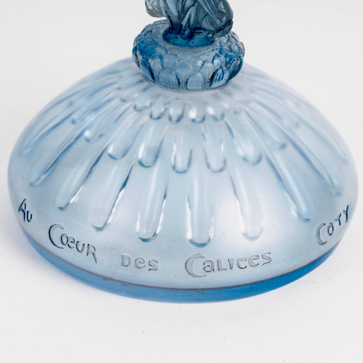 Francese 1913 René Lalique Bottiglia di profumo Au Coeur Des Calices in vetro azzurro per Coty in vendita