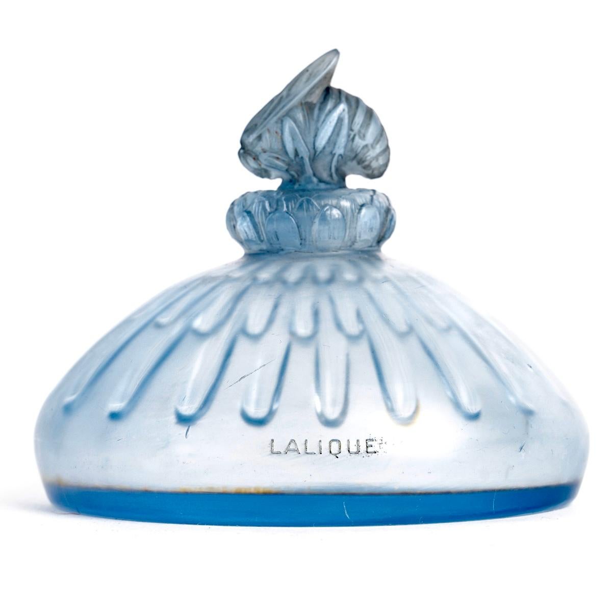Stampato 1913 René Lalique Bottiglia di profumo Au Coeur Des Calices in vetro azzurro per Coty in vendita