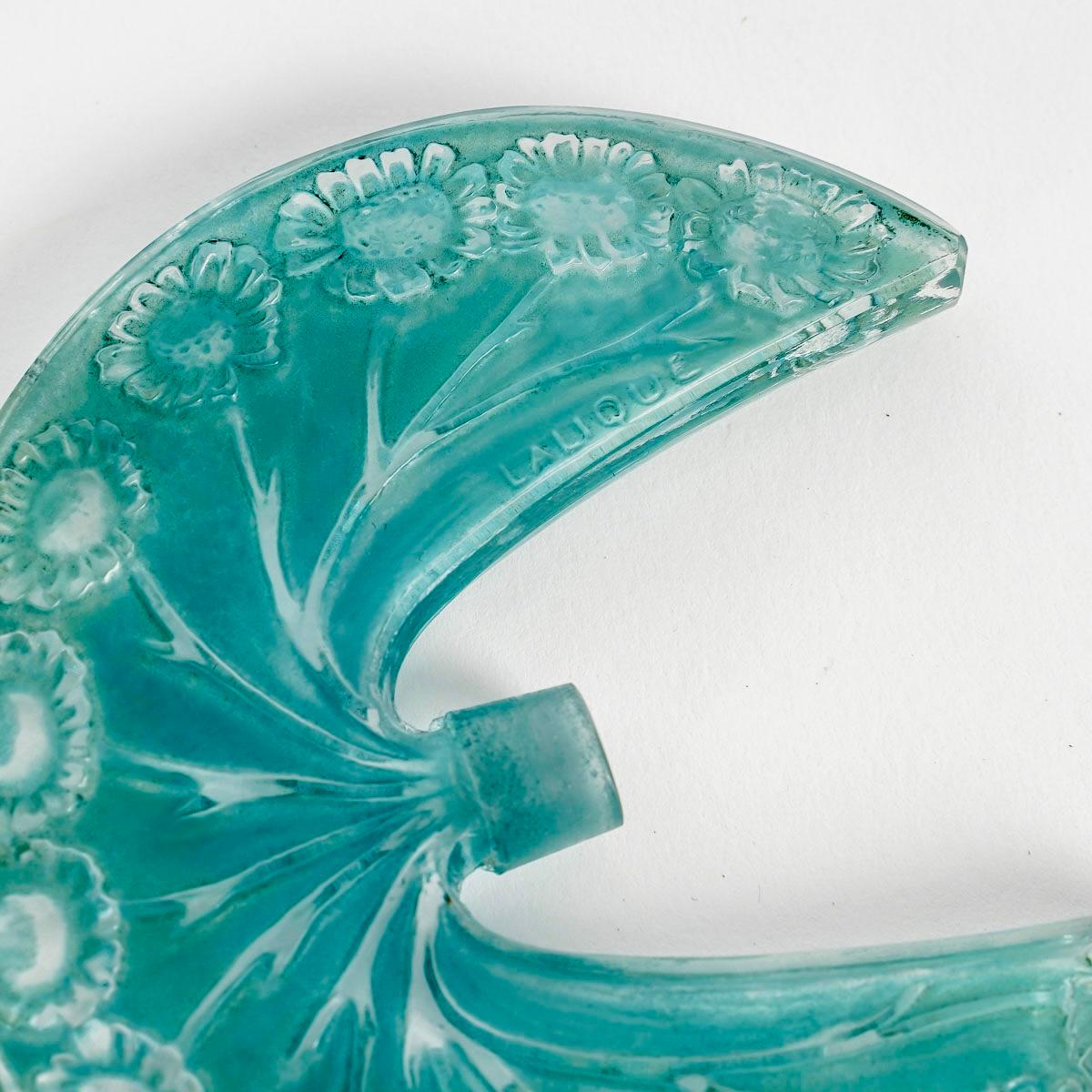 French 1913 René Lalique Perfume Bottle Paquerettes Roger & Gallet Glass Blue Patina For Sale