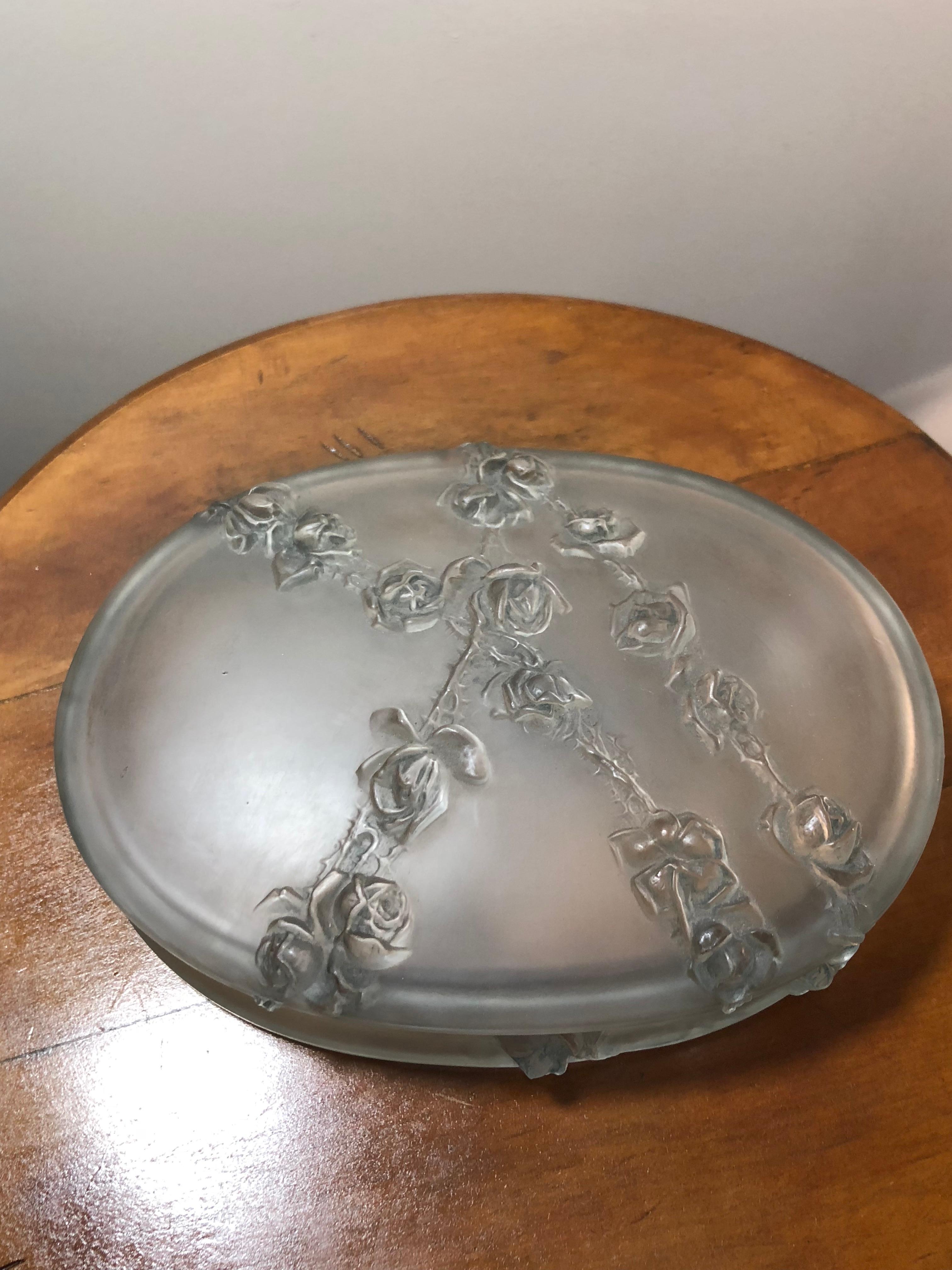 1913 Rene Lalique Roses En Relief Box Frosted Blue-Grey Stained Glass, Flowers In Good Condition In Boulogne Billancourt, FR