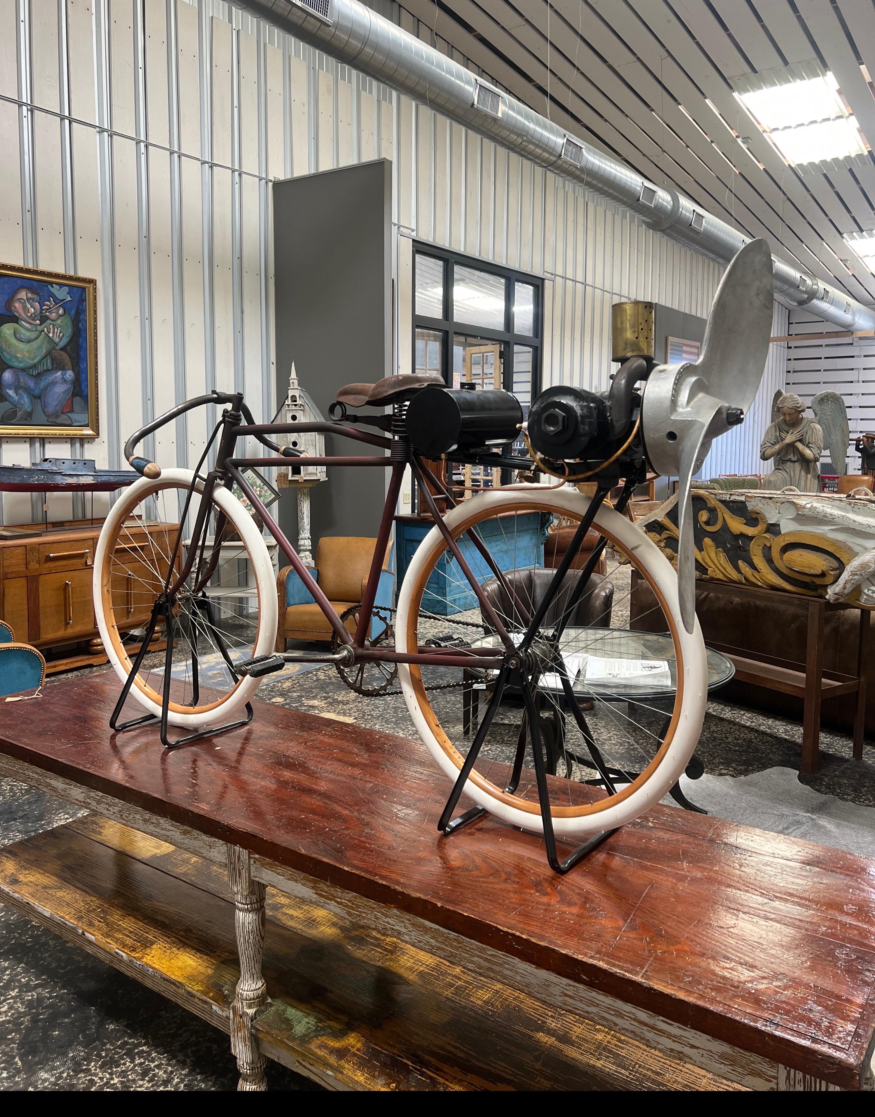1913 Aerothruster auf Gehrung montiertes Fahrrad. Dies war eine kurzlebige Idee Fahrrad Höchstgeschwindigkeit: Sehr hohe Risikoeinschätzung. Eine Quelle gibt an, dass ein Klinedinst-Fahrrad, das mit einem Zweizylinder-2-Takt-Aerothrust-Motor