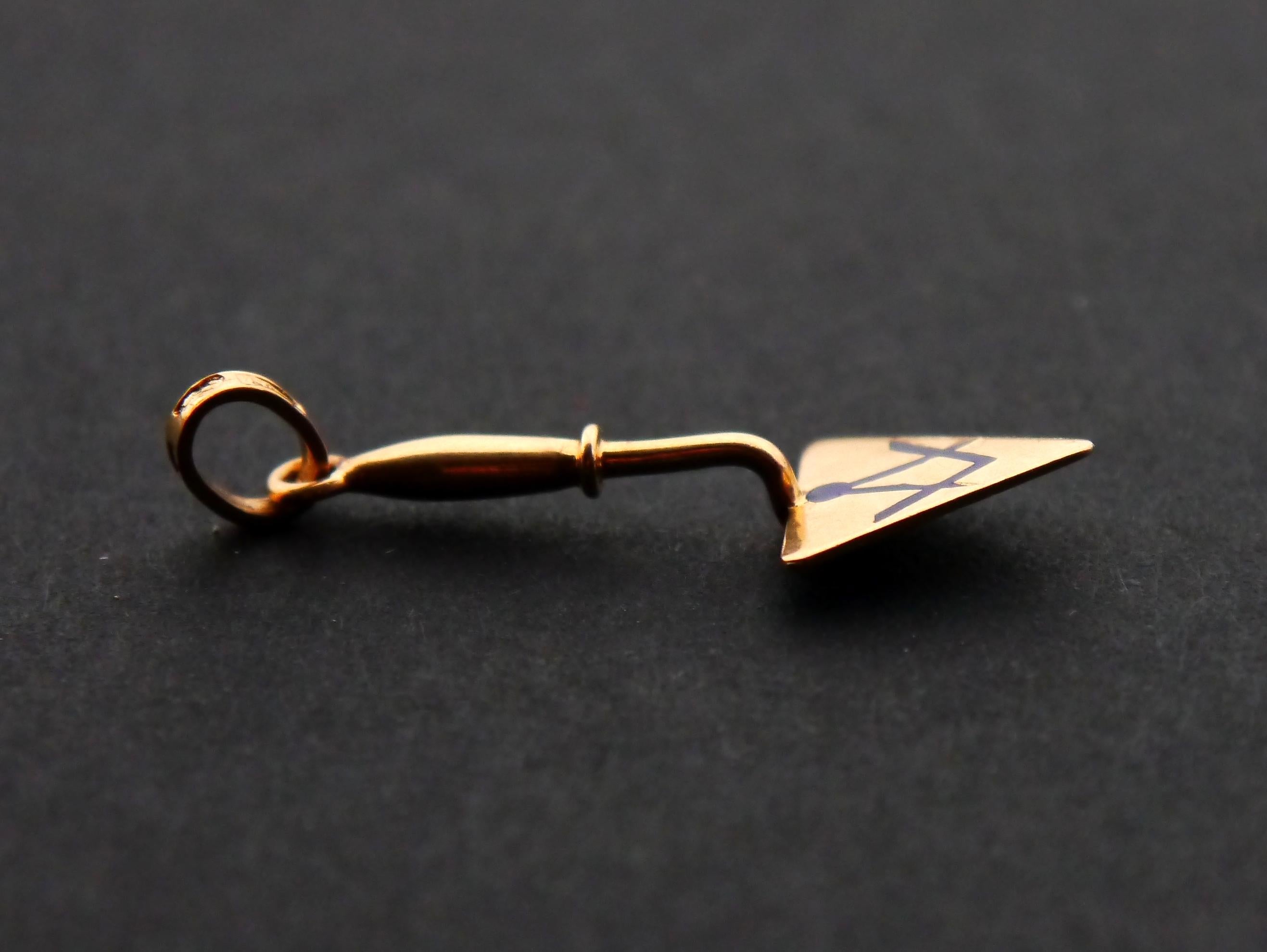 Women's or Men's 1914 Antique Trowel Pendant Freemason Masonic Enamel solid 18K Gold / 1.5gr For Sale
