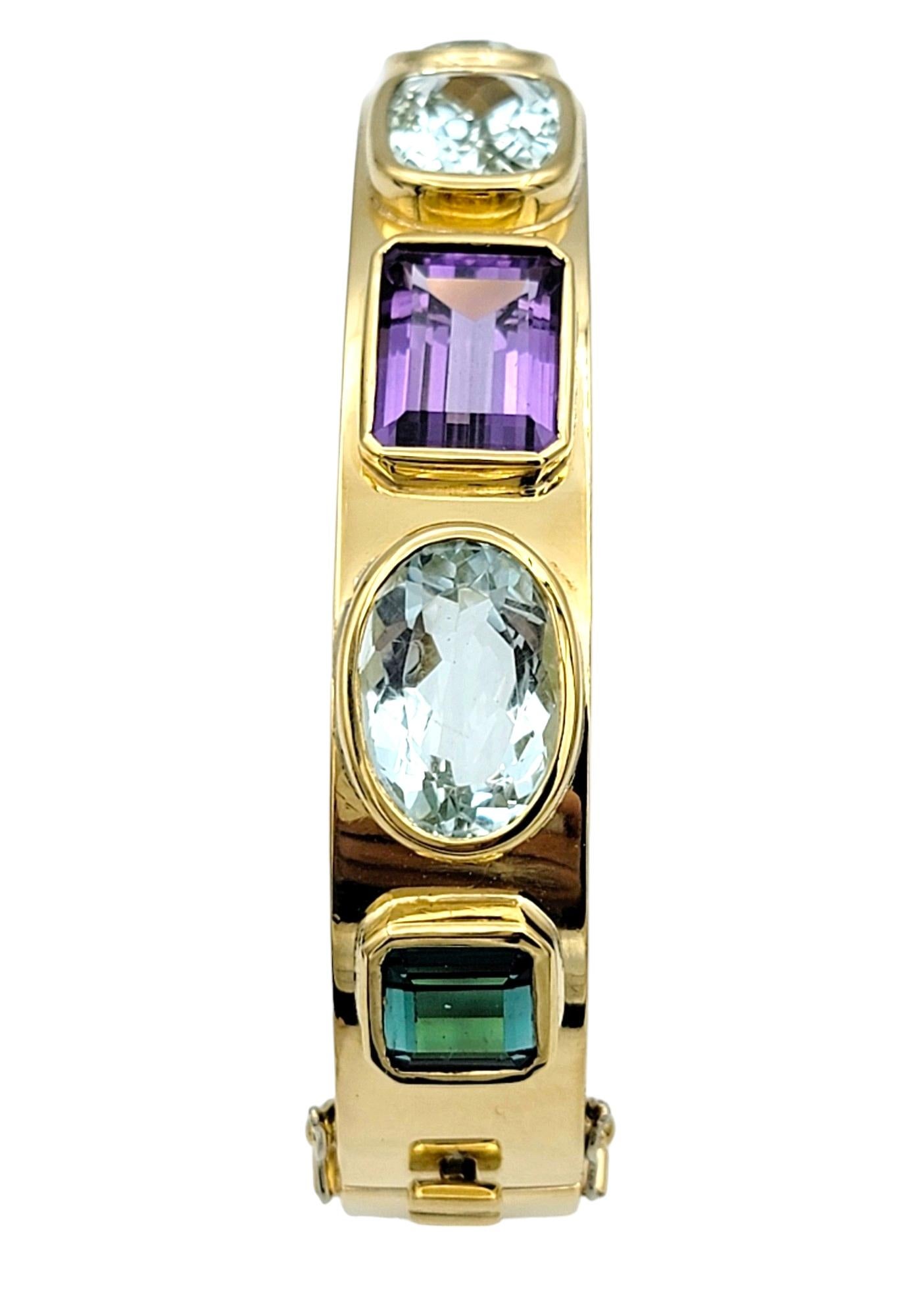 Taille émeraude Bracelet jonc à charnières en or jaune 18 carats avec multi-pierres de 19,14 carats au total en vente