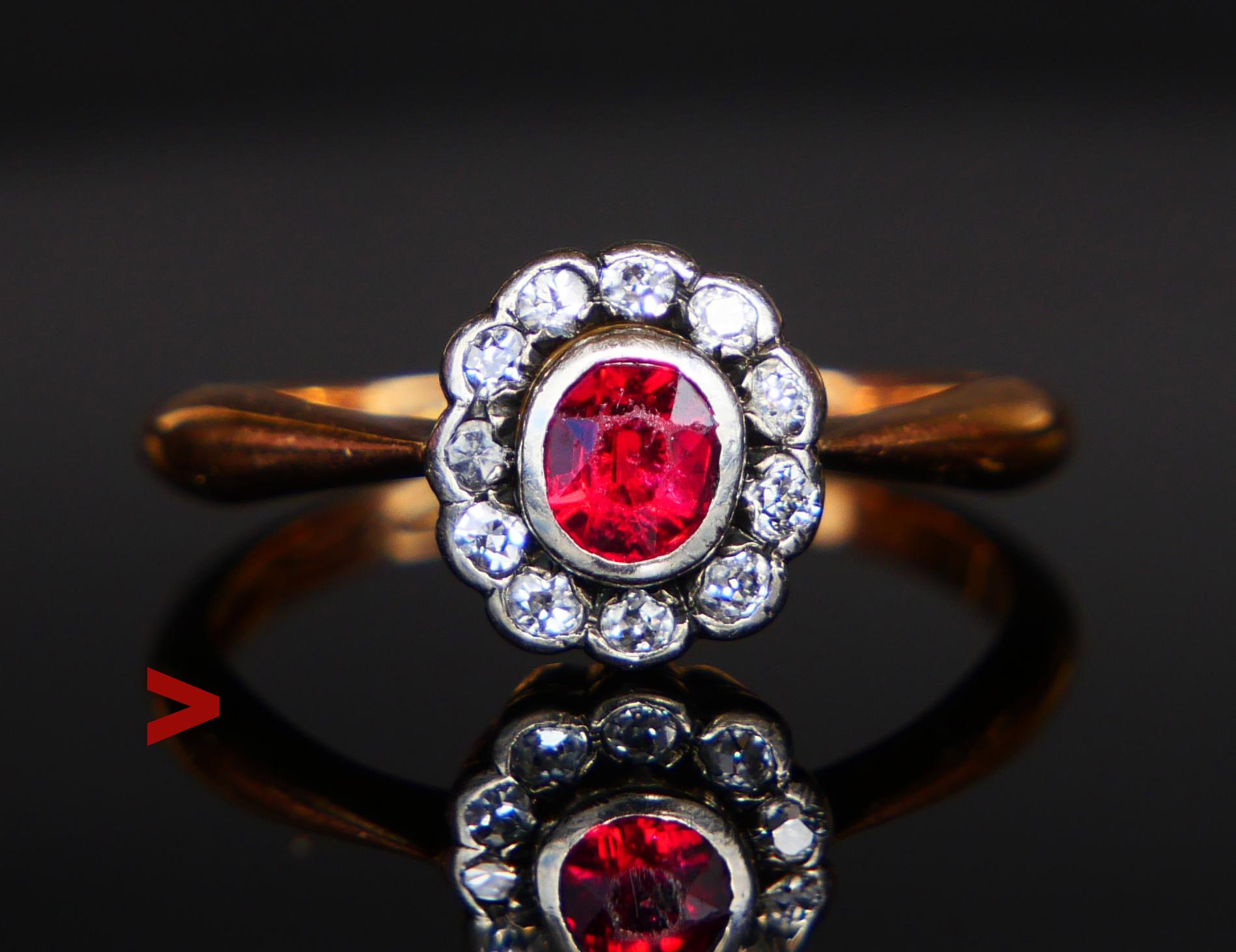 La bague Old Halo Ruby and Diamonds a été créée il y a 111 ans sur le territoire du Grand-Duché de Finlande, qui faisait alors partie de l'Empire russe. Poinçon de 750, couronne de Nicolas II - Pince de Finlande de l'époque, Deux tours et une maison