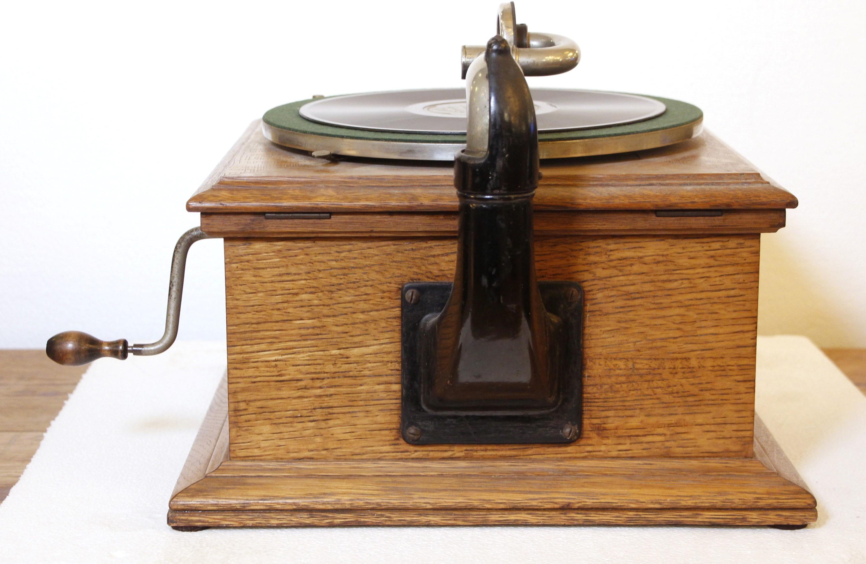 1914 Oak Victrola Victor Talking Machine Record Player + 5 Records For Sale 1