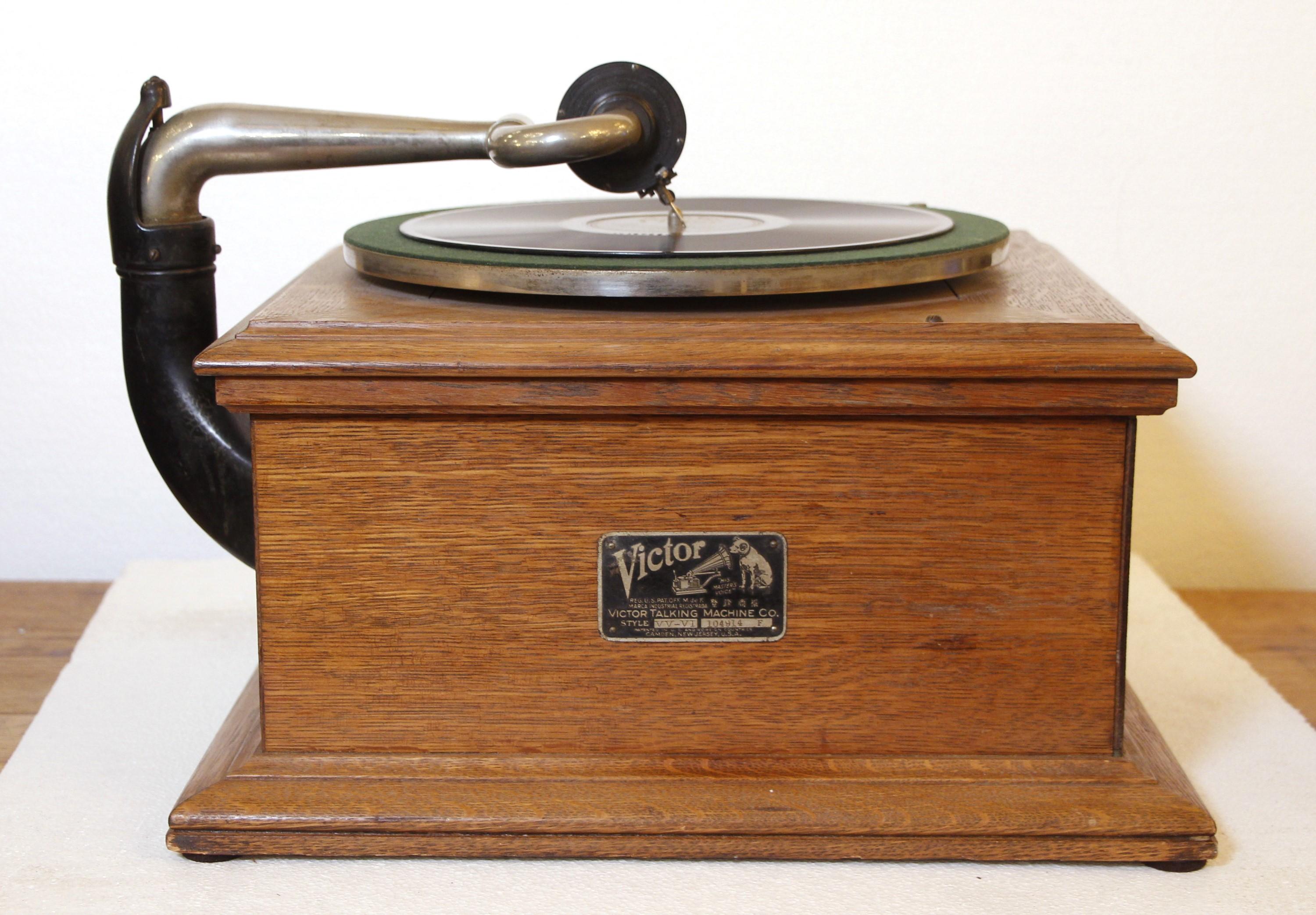 1914 Eiche Victrola Victor Talking Machine Plattenspieler + 5 Platten im Angebot 3