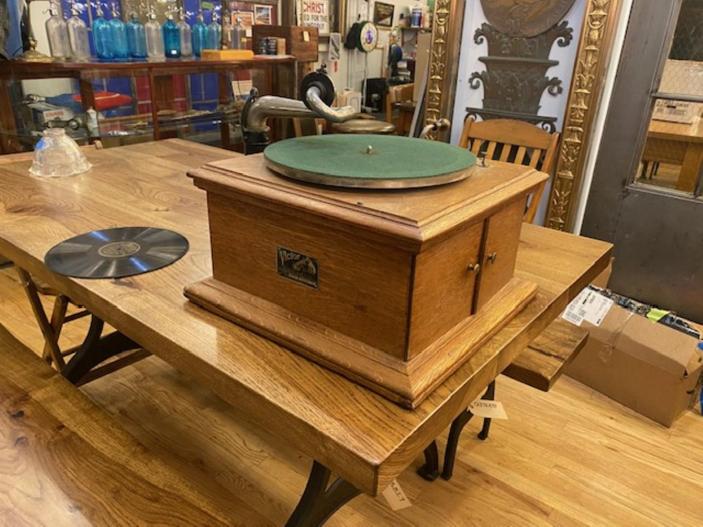 1914 Oak Victrola Victor Talking Machine Record Player + 5 Records For Sale 4