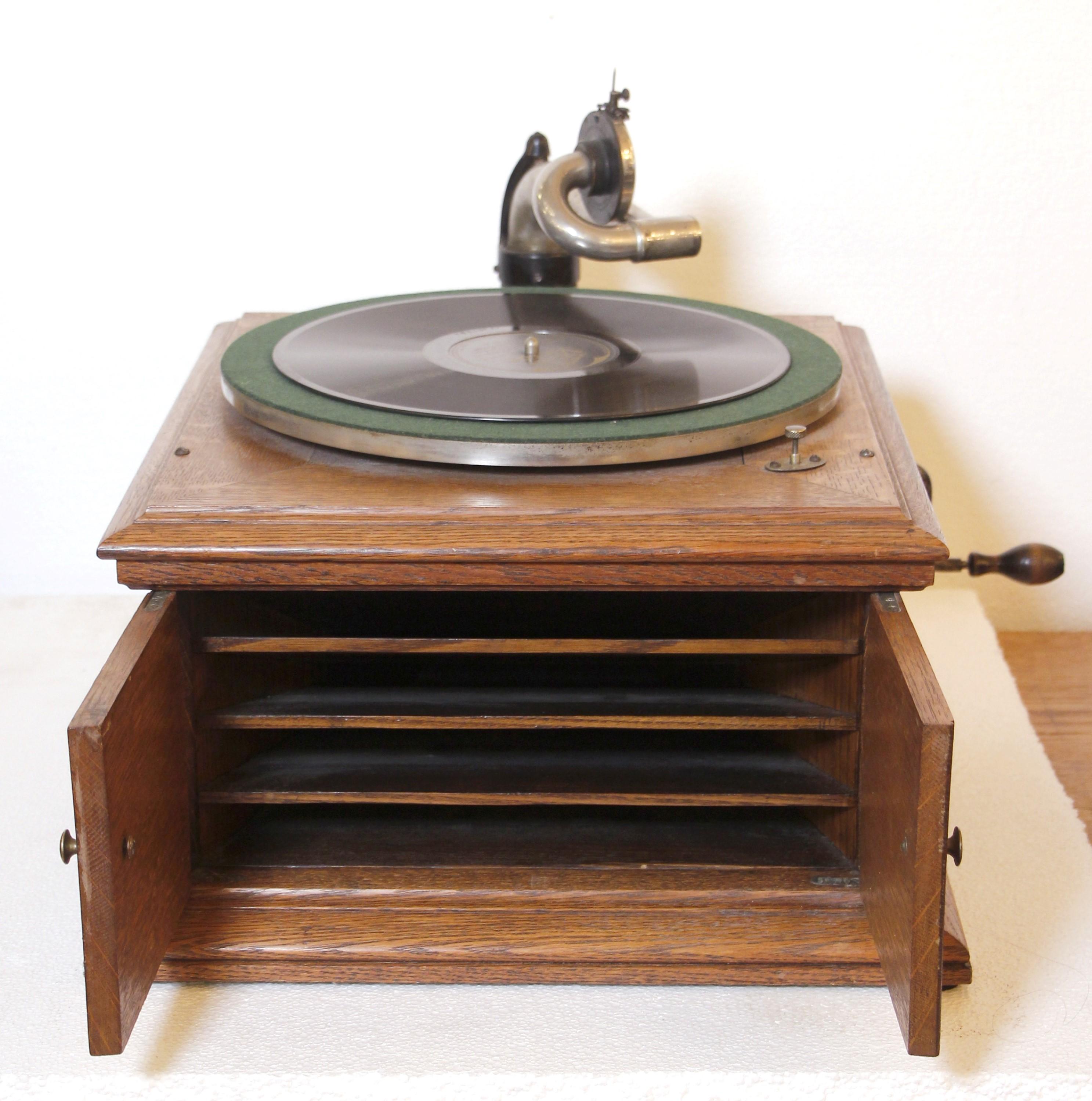 Industriel Joueur de disques en chêne Victrola Victor Talking Machine de 1914 + 5 disques en vente