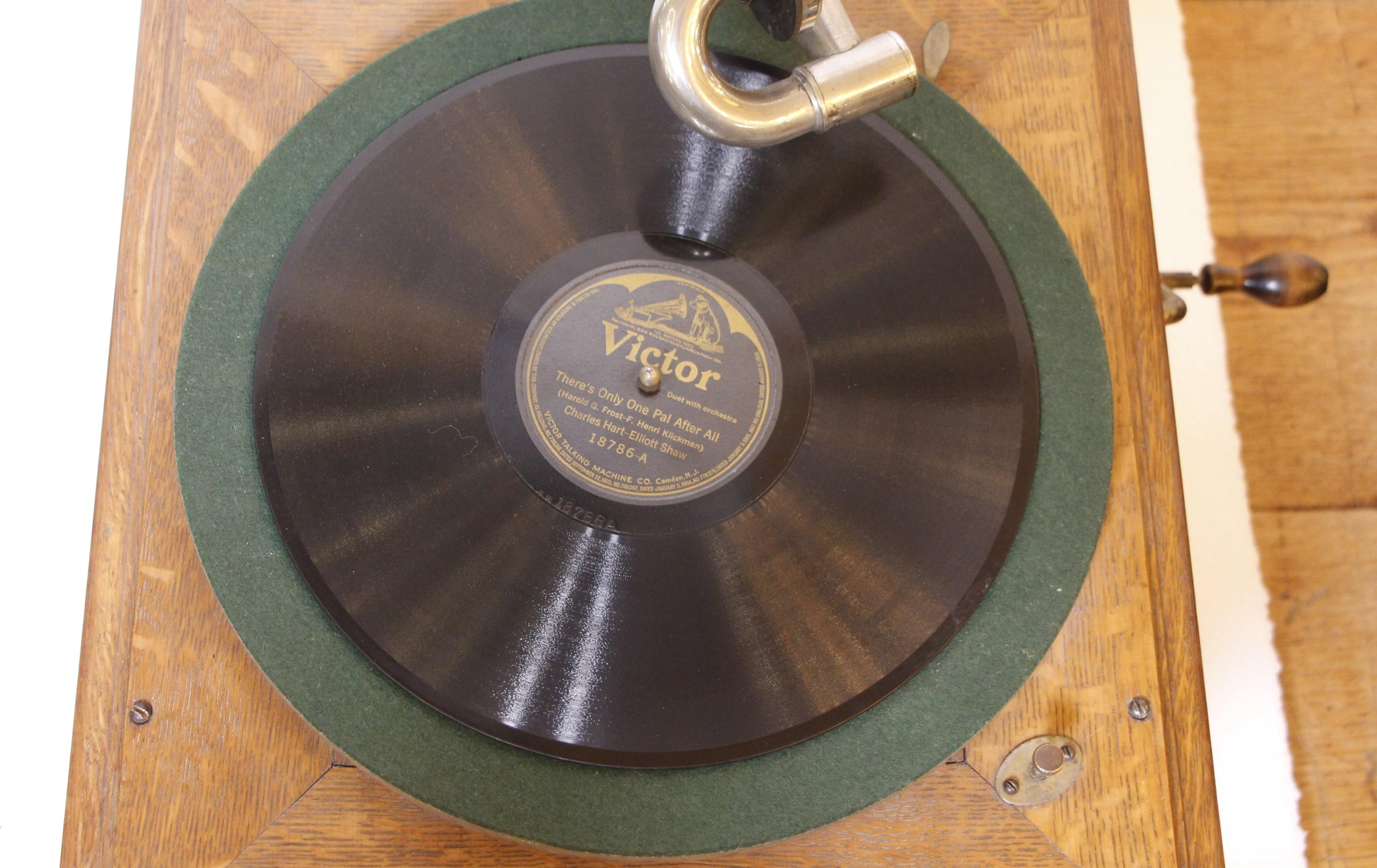 1914 Eiche Victrola Victor Talking Machine Plattenspieler + 5 Platten (amerikanisch) im Angebot