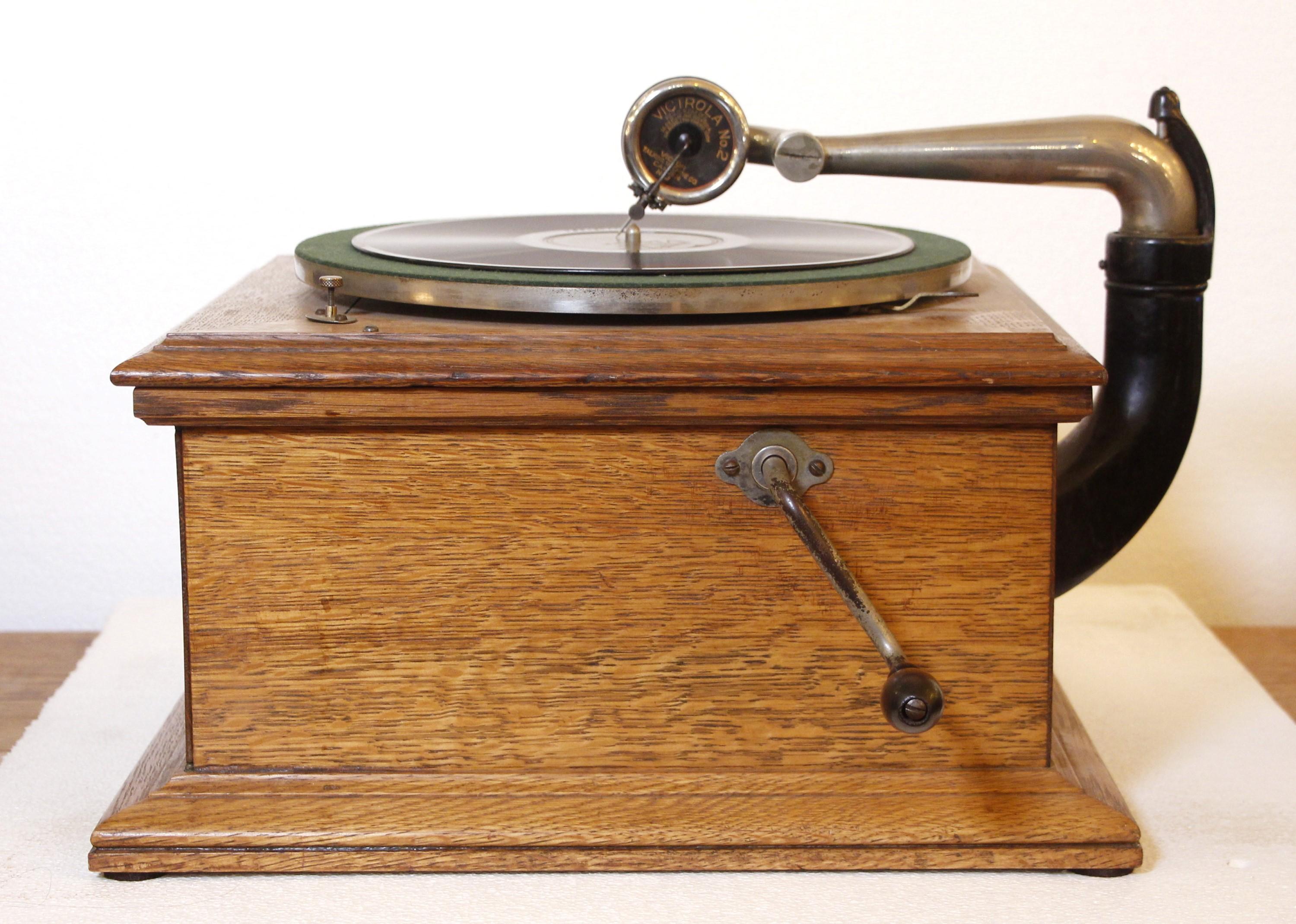 1914 Oak Victrola Victor Talking Machine Record Player + 5 Records In Good Condition For Sale In New York, NY