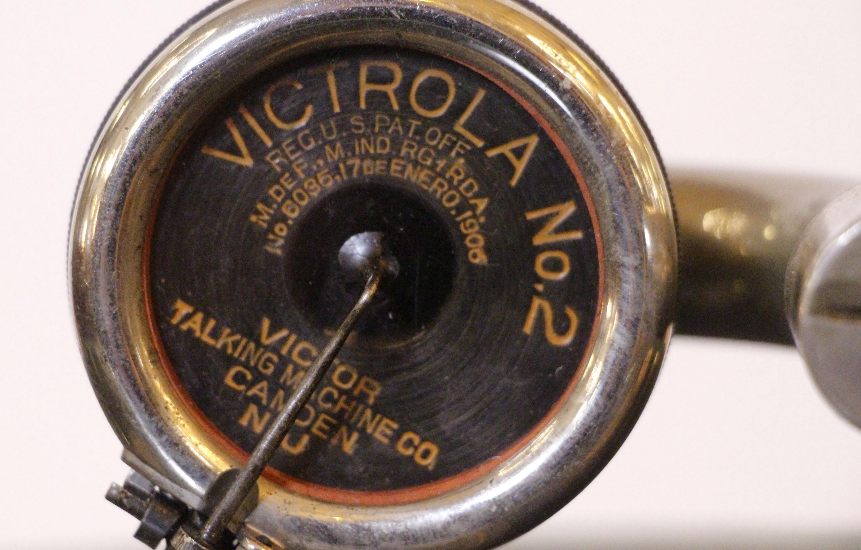 1914 Eiche Victrola Victor Talking Machine Plattenspieler + 5 Platten (Metall) im Angebot