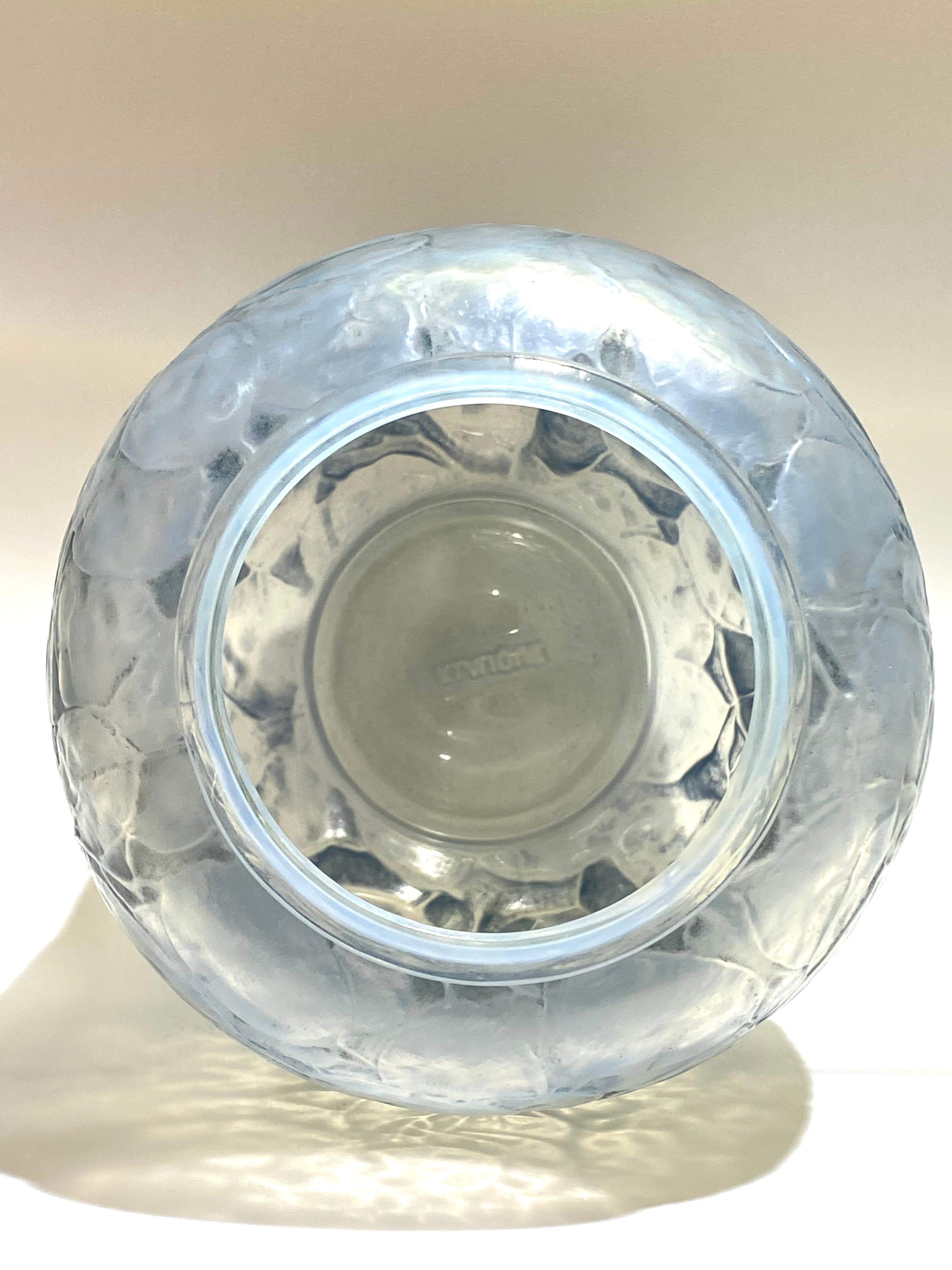 1914 Rene Lalique Monnaie du Pape Vase in Triple Cased Opalescent Glass Patina In Good Condition In Boulogne Billancourt, FR