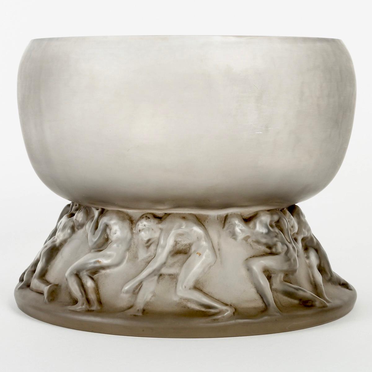 1914 René Lalique - Vase Lutteurs Milchglas mit grauer Patina (Art déco) im Angebot