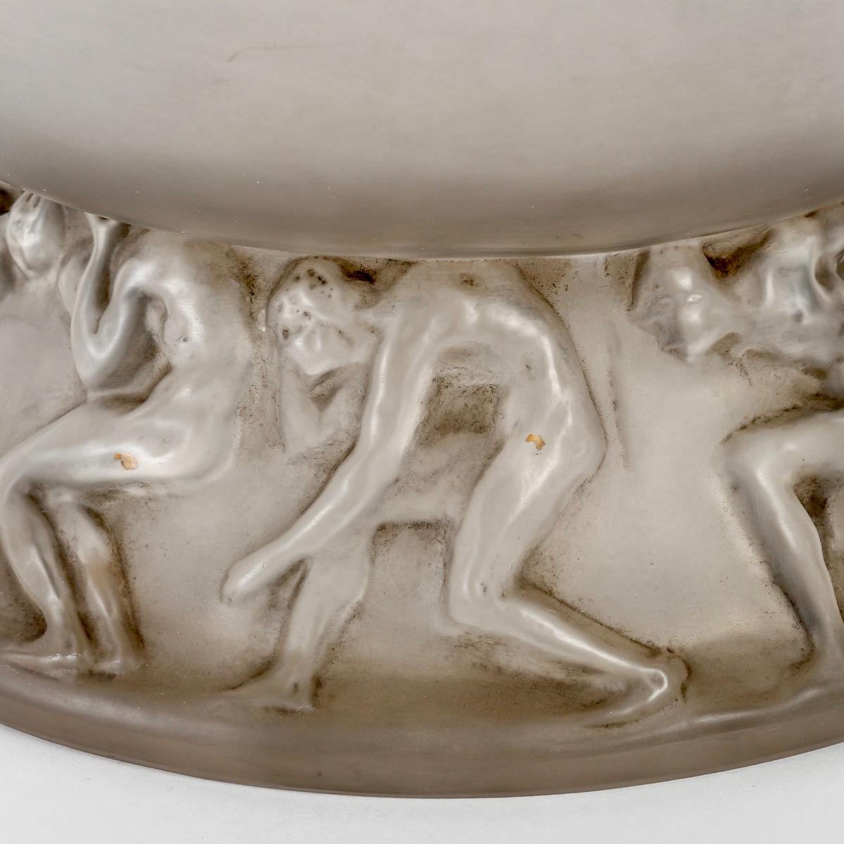 1914 René Lalique - Vase Lutteurs Milchglas mit grauer Patina (Französisch) im Angebot