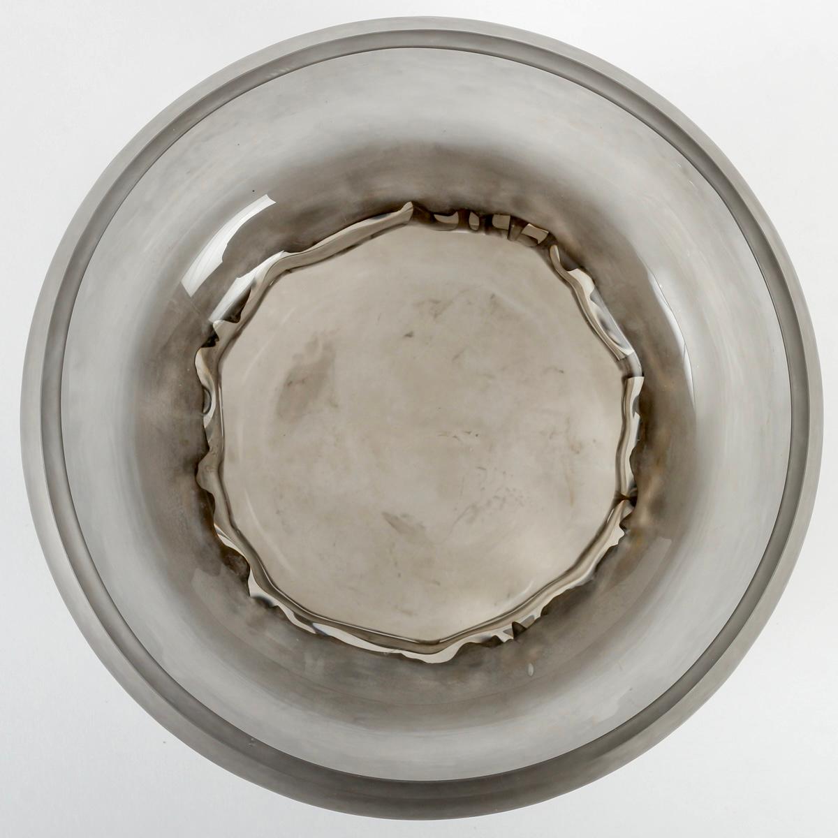 1914 René Lalique - Vase Lutteurs Milchglas mit grauer Patina im Zustand „Gut“ im Angebot in Boulogne Billancourt, FR