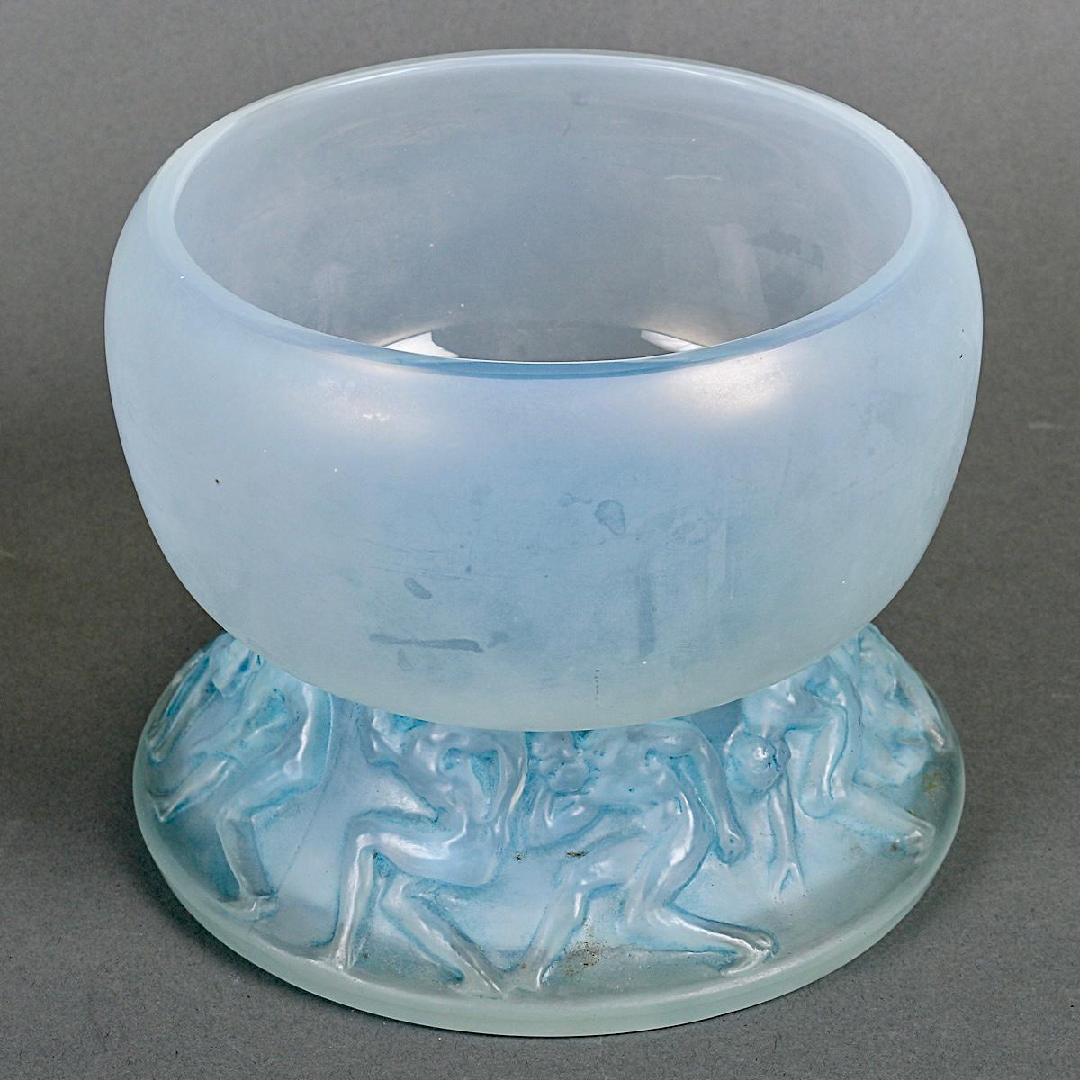 1914 René Lalique - Vase Lutteurs Opaleszierendes Glas mit blauer Patina Ringer (Art déco) im Angebot