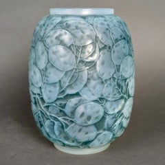 1914 René Lalique Vase Monnaie du Pape Überfangenes Opalisierendes Glas Blaue Patina