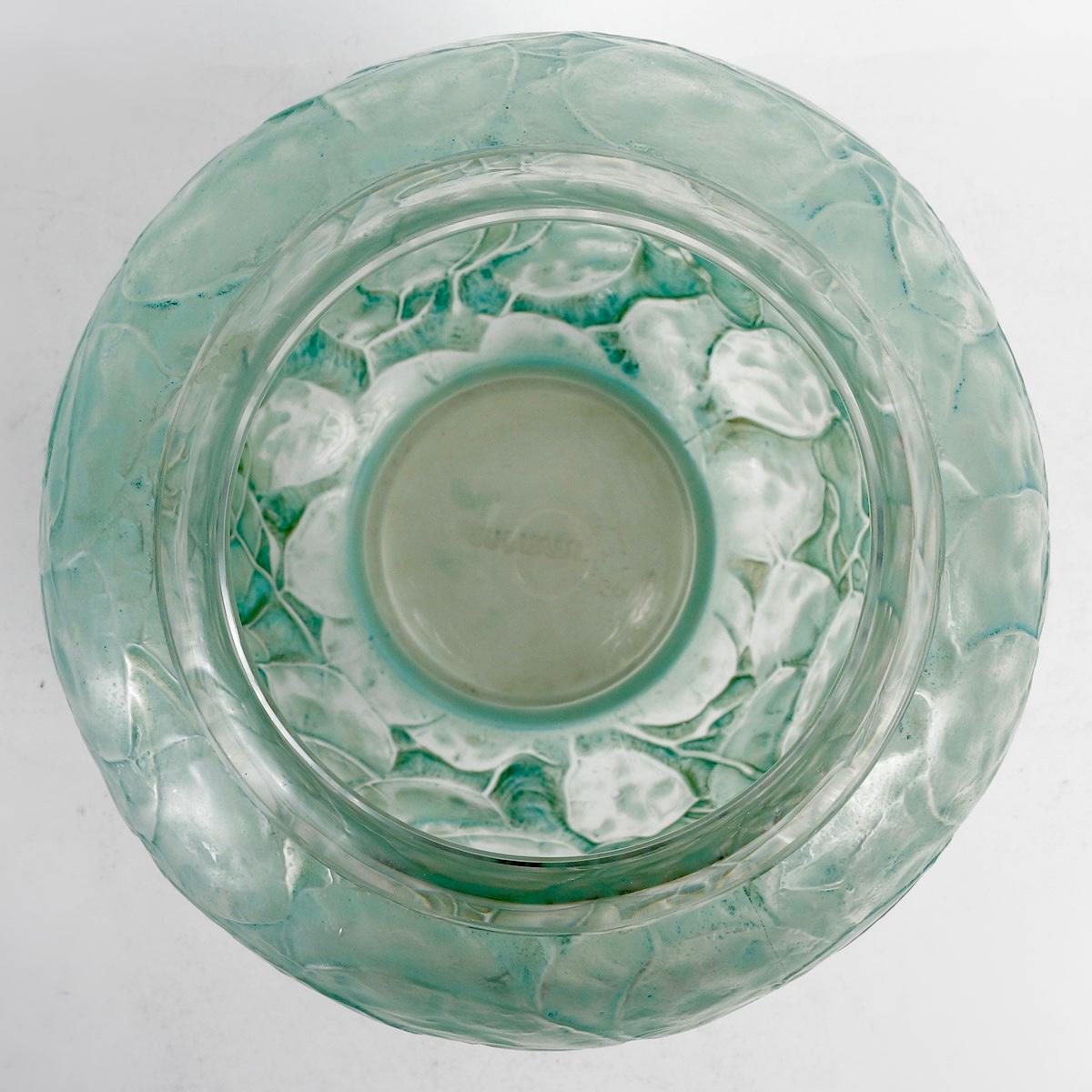 1914 René Lalique Vase Monnaie du Pape Frosted Glass with Green Patina In Good Condition In Boulogne Billancourt, FR
