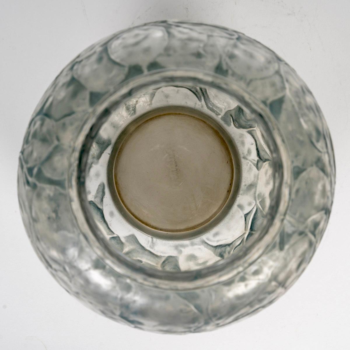 1914 René Lalique - Vase Monnaie du Pape Glass with Blue Patina In Good Condition In Boulogne Billancourt, FR