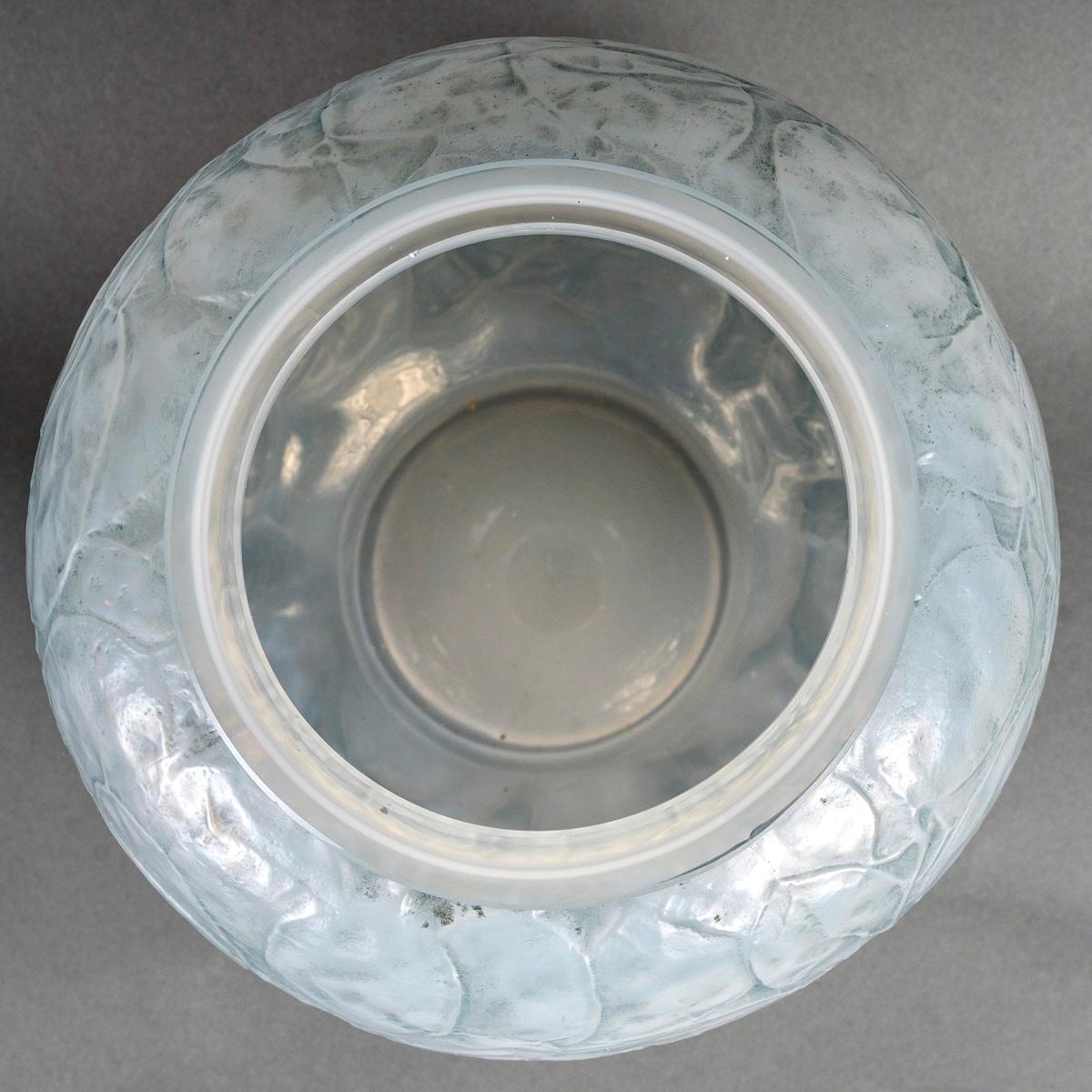 1914 René Lalique Vase Monnaie du Pape Dreifach ummanteltes opalisierendes Glas Blaue Patina (Art déco) im Angebot
