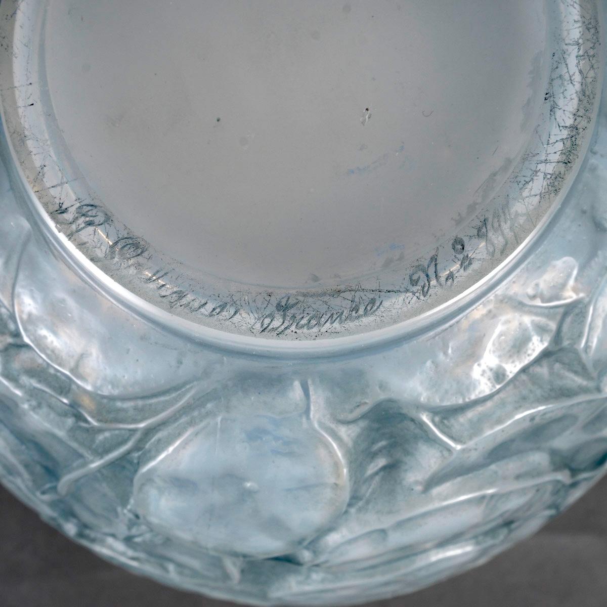 1914 René Lalique Vase Monnaie du Pape Dreifach ummanteltes opalisierendes Glas Blaue Patina (Geformt) im Angebot