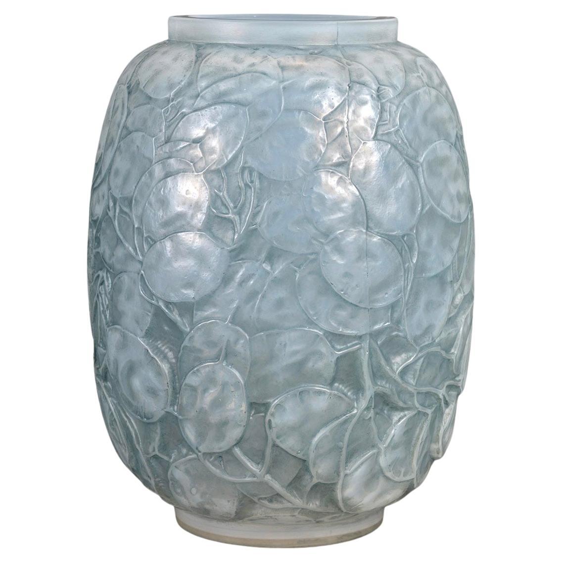 1914 René Lalique Vase Monnaie du Pape Dreifach ummanteltes opalisierendes Glas Blaue Patina im Angebot