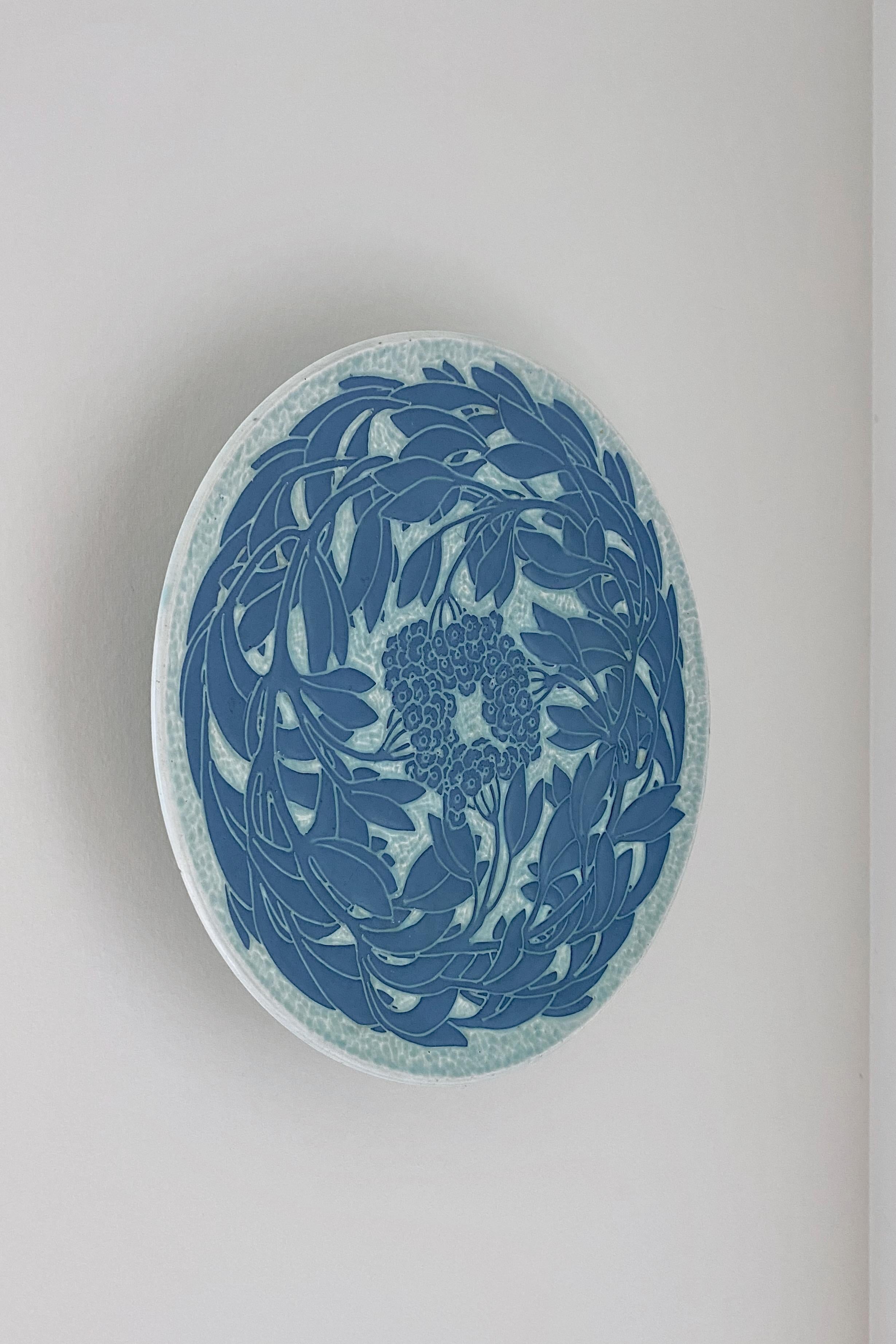 Decorative Sgraffito plate from 1914 by Elsa Engström for Gustavsberg, Sweden. Beautiful flower motif in Swedish Jugend (or Art Nouveau) style. Her signature is visible at the bottom with the year 1914 and Gustavsbergs name. In great vintage