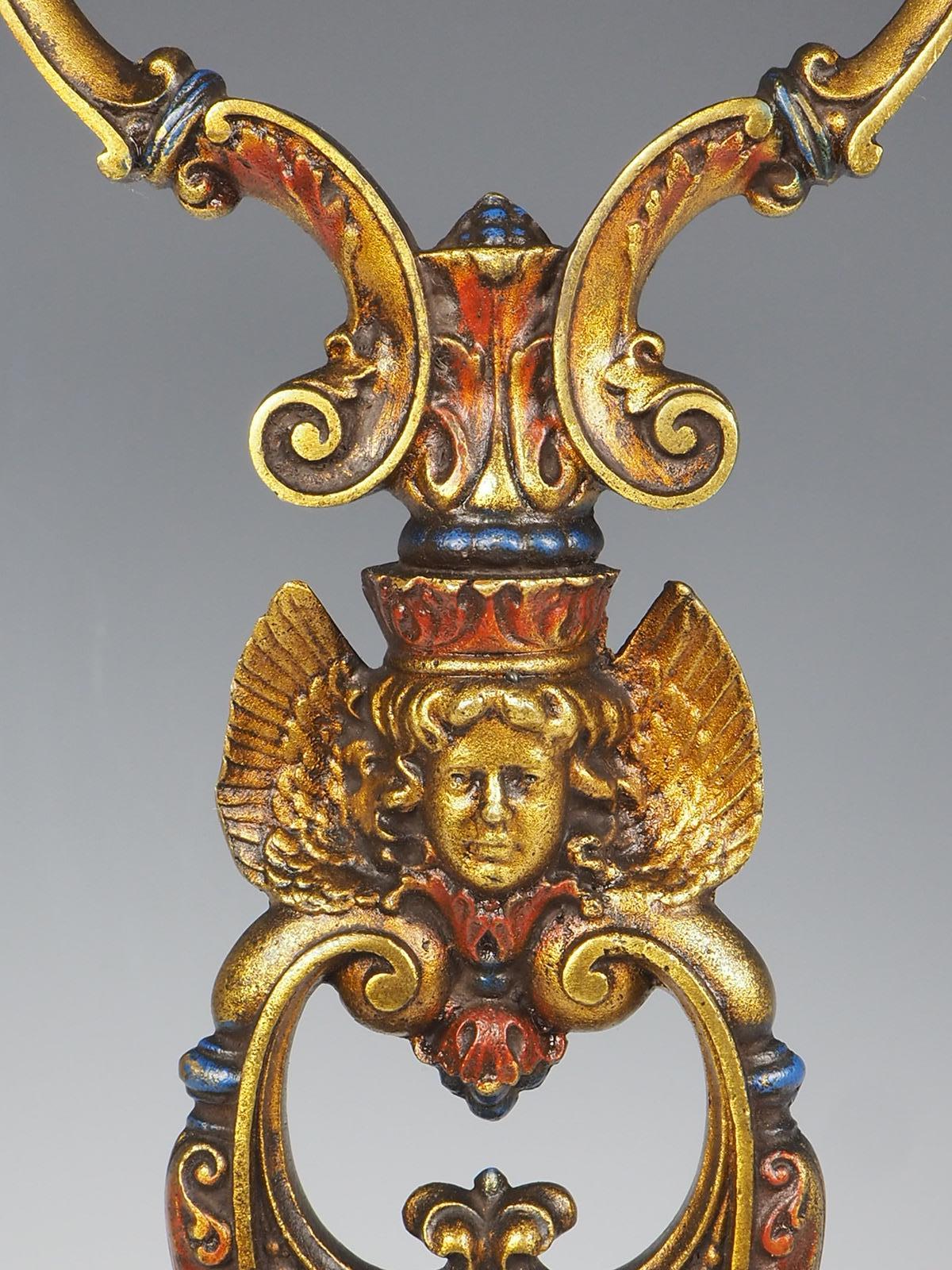 1914 La Edward N Riddle Co. Coppia di candelabri policromi Estofado in vendita 4