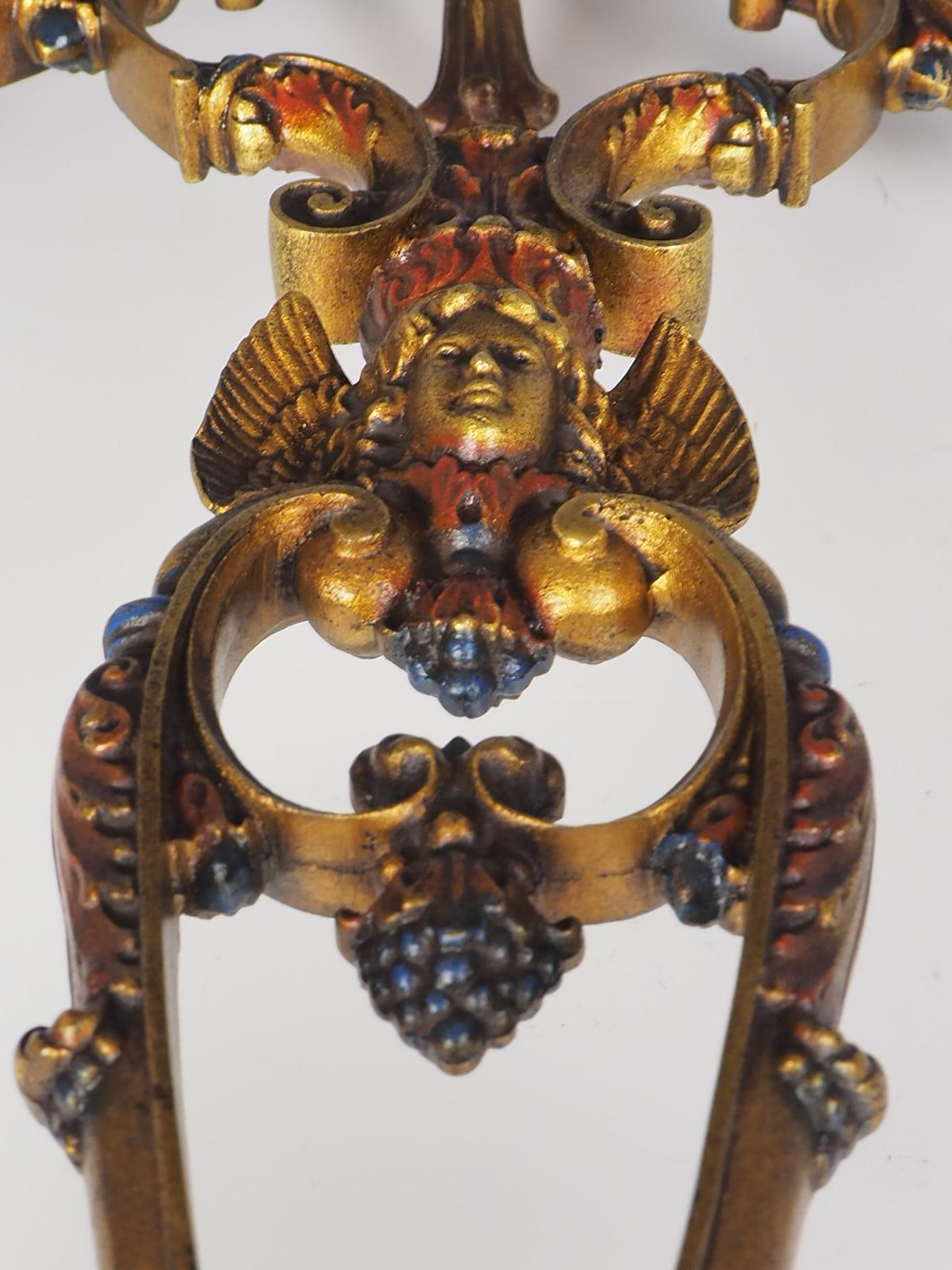 1914 La Edward N Riddle Co. Coppia di candelabri policromi Estofado in vendita 5
