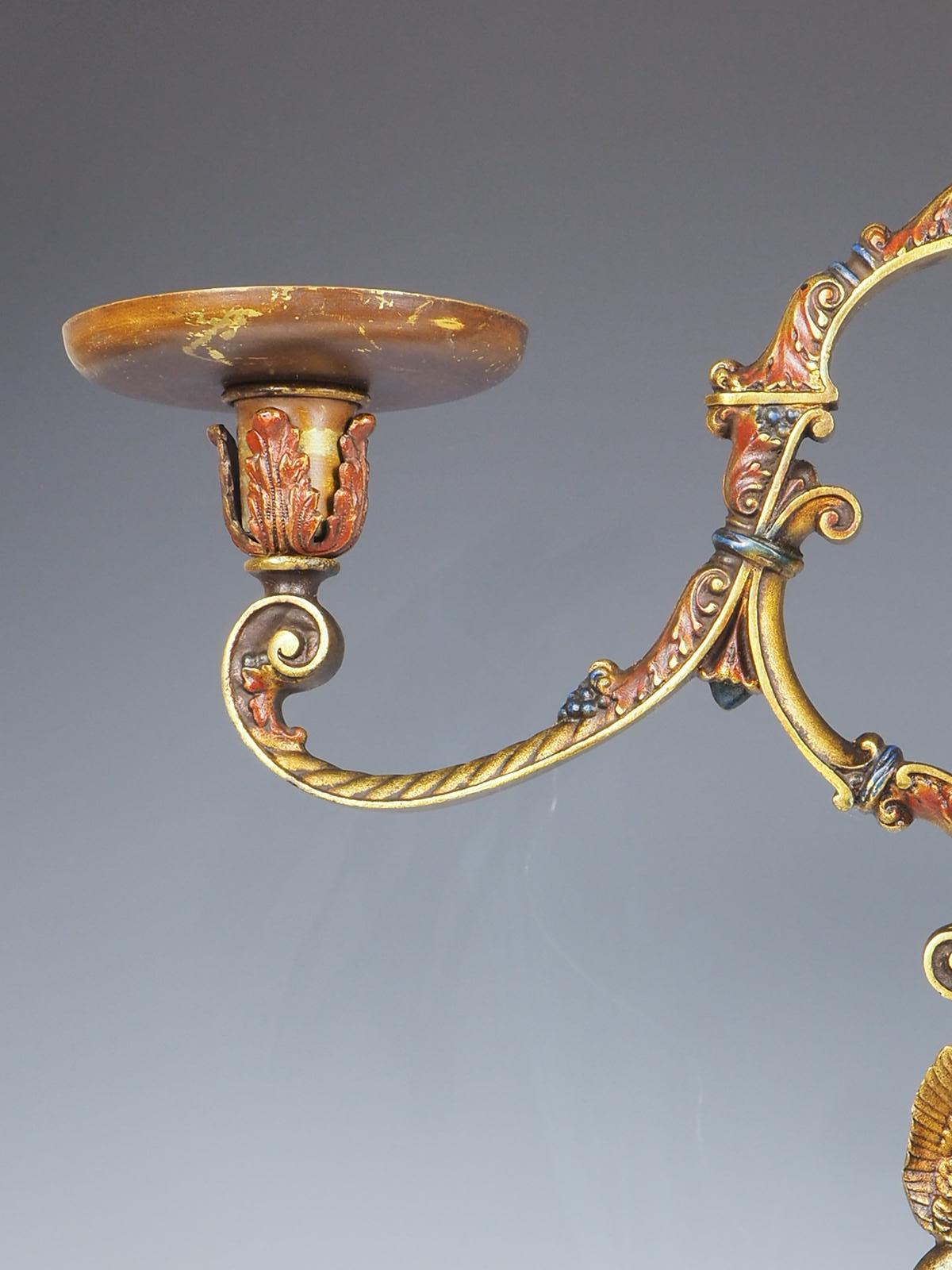 1914 La Edward N Riddle Co. Coppia di candelabri policromi Estofado in vendita 6
