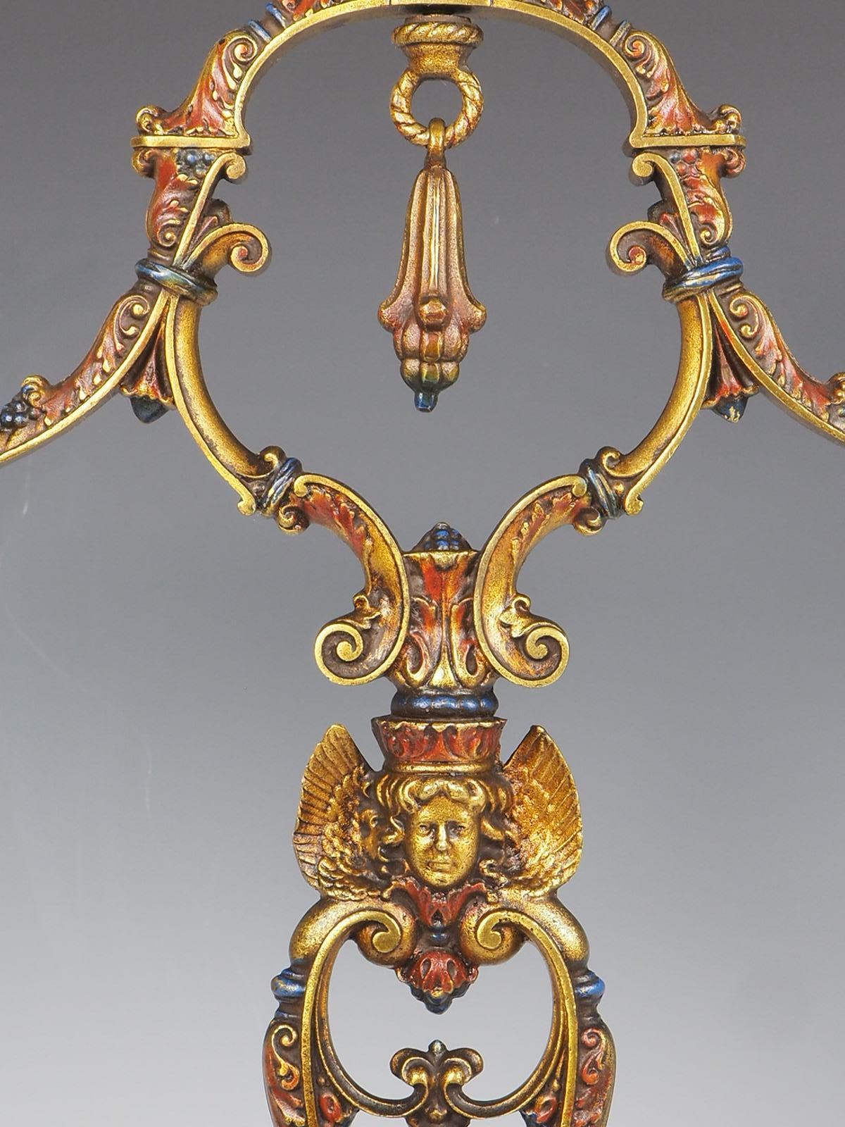 1914 La Edward N Riddle Co. Coppia di candelabri policromi Estofado in vendita 7