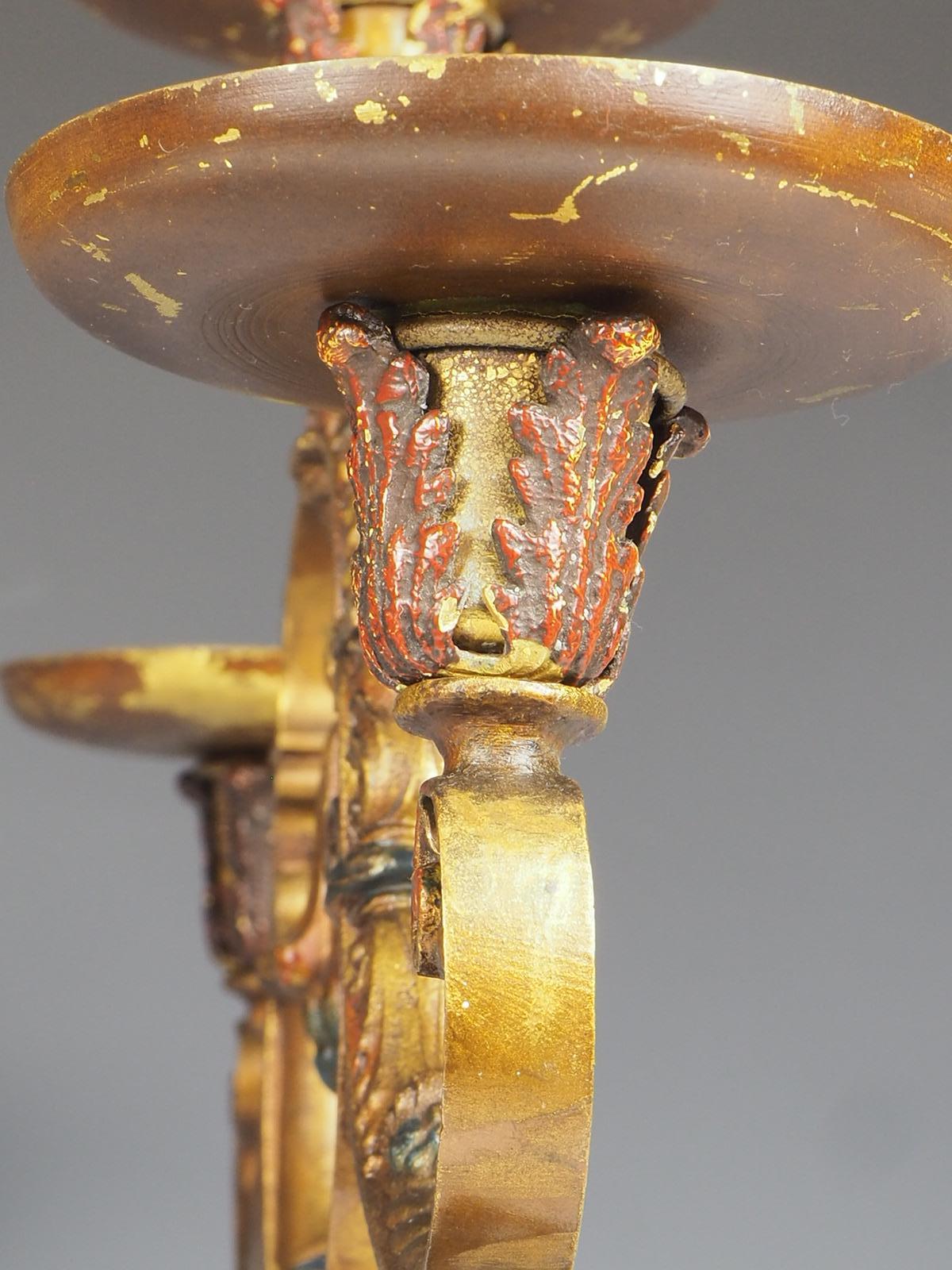 1914 La Edward N Riddle Co. Coppia di candelabri policromi Estofado in vendita 9