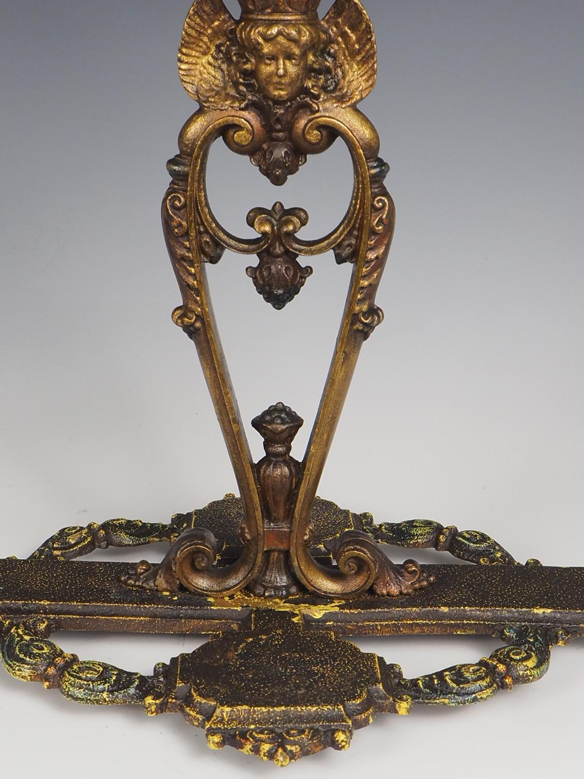 1914 La Edward N Riddle Co. Coppia di candelabri policromi Estofado in vendita 10