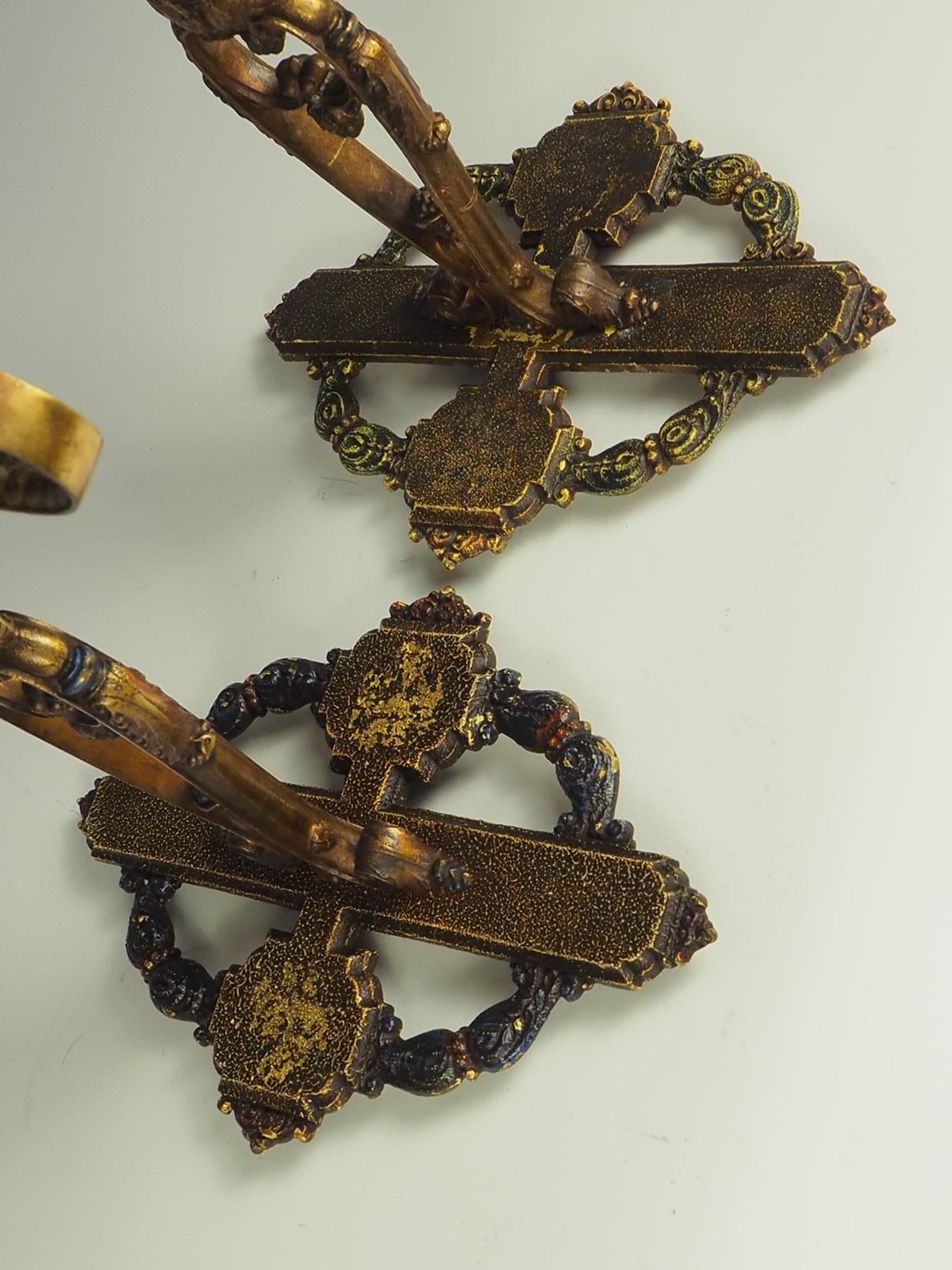 1914 La Edward N Riddle Co. Coppia di candelabri policromi Estofado in vendita 12
