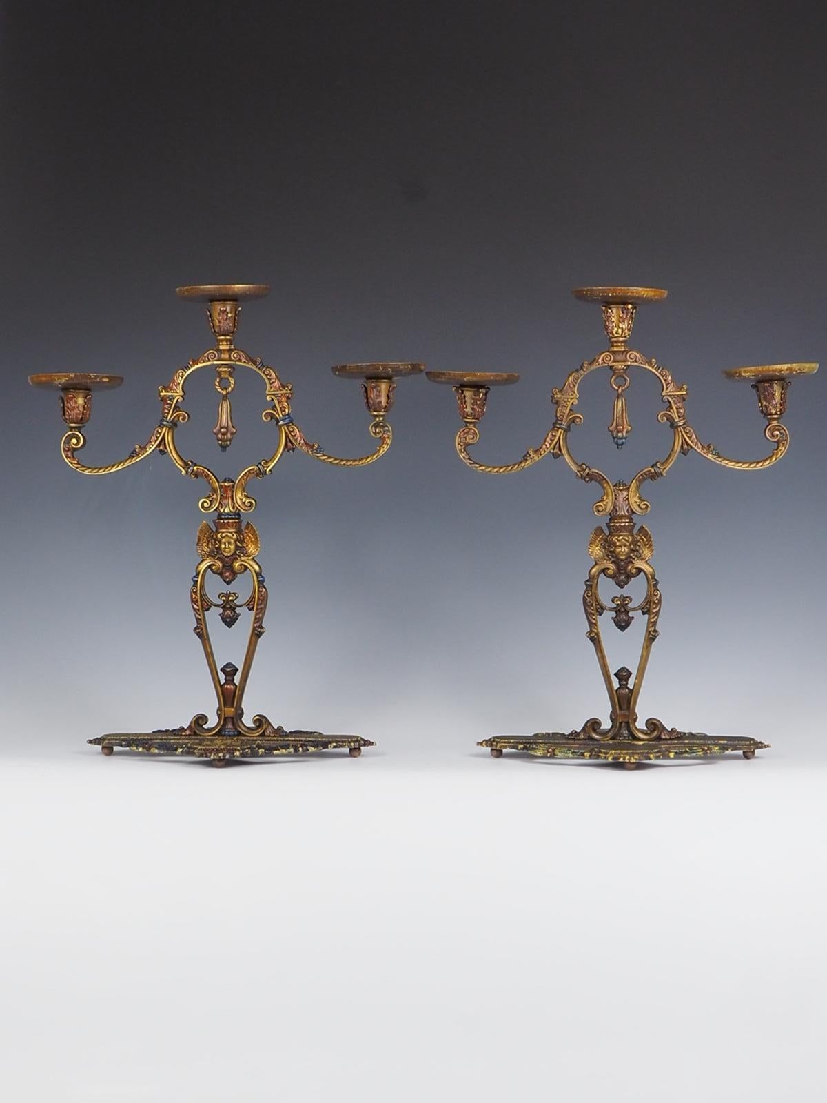1914 Edward N Riddle Co. La coppia di candelabri policromi Eleg è un pezzo d'antiquariato straordinario che emana eleganza e fascino. Queste candelabre hanno una ricca storia, come dimostrano i resti dell'adesivo originale del brevetto che si trova
