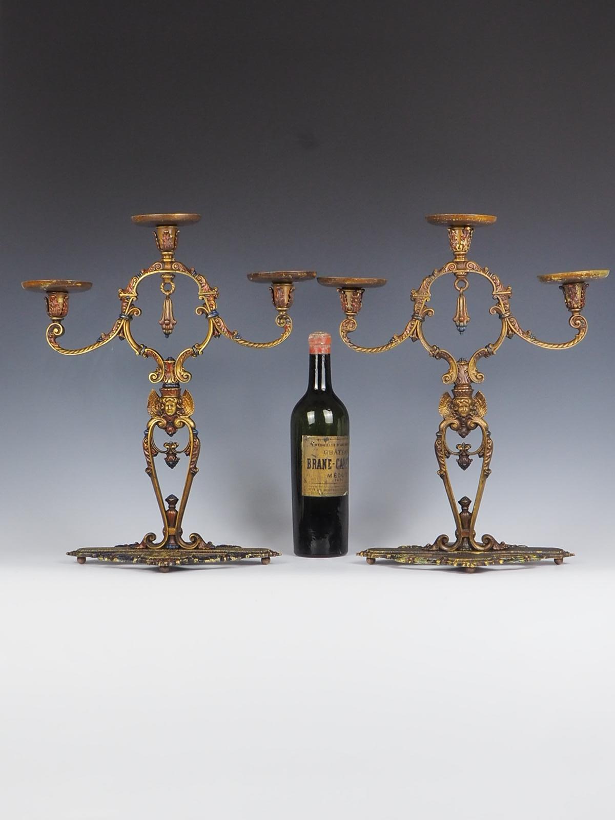 Policromo 1914 La Edward N Riddle Co. Coppia di candelabri policromi Estofado in vendita
