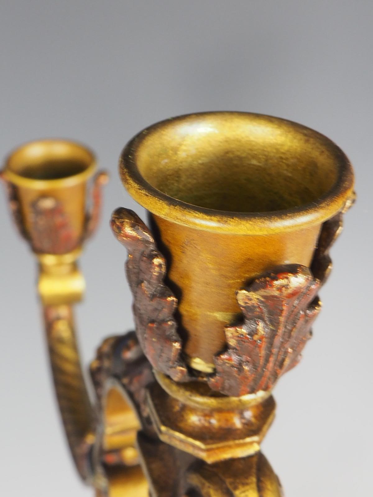 XX secolo 1914 La Edward N Riddle Co. Coppia di candelabri policromi Estofado in vendita
