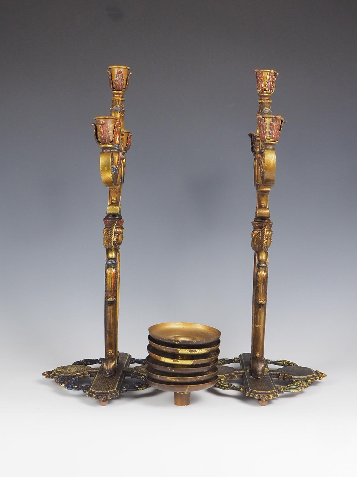 Bronzo 1914 La Edward N Riddle Co. Coppia di candelabri policromi Estofado in vendita