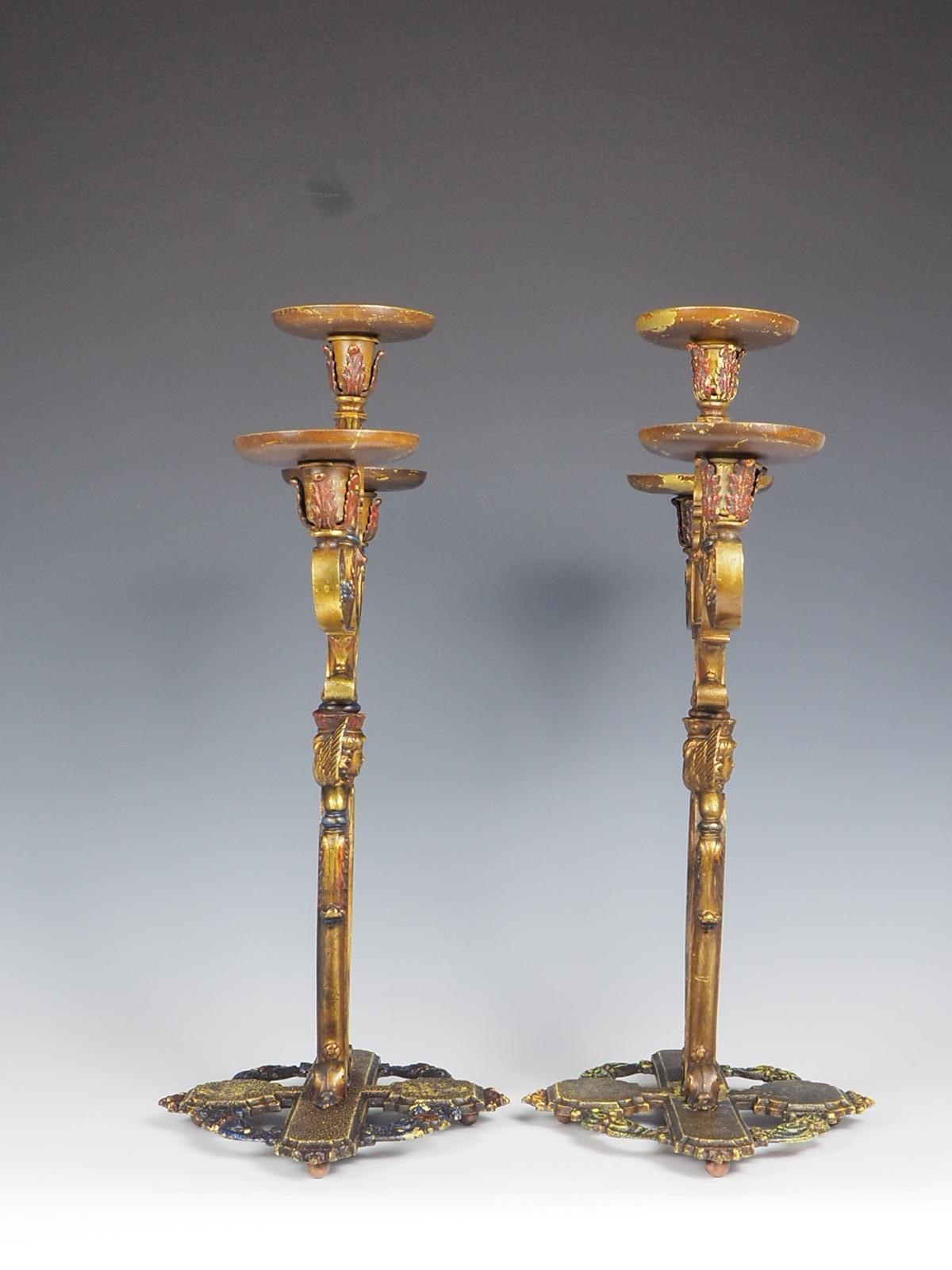 1914 La Edward N Riddle Co. Coppia di candelabri policromi Estofado in vendita 1