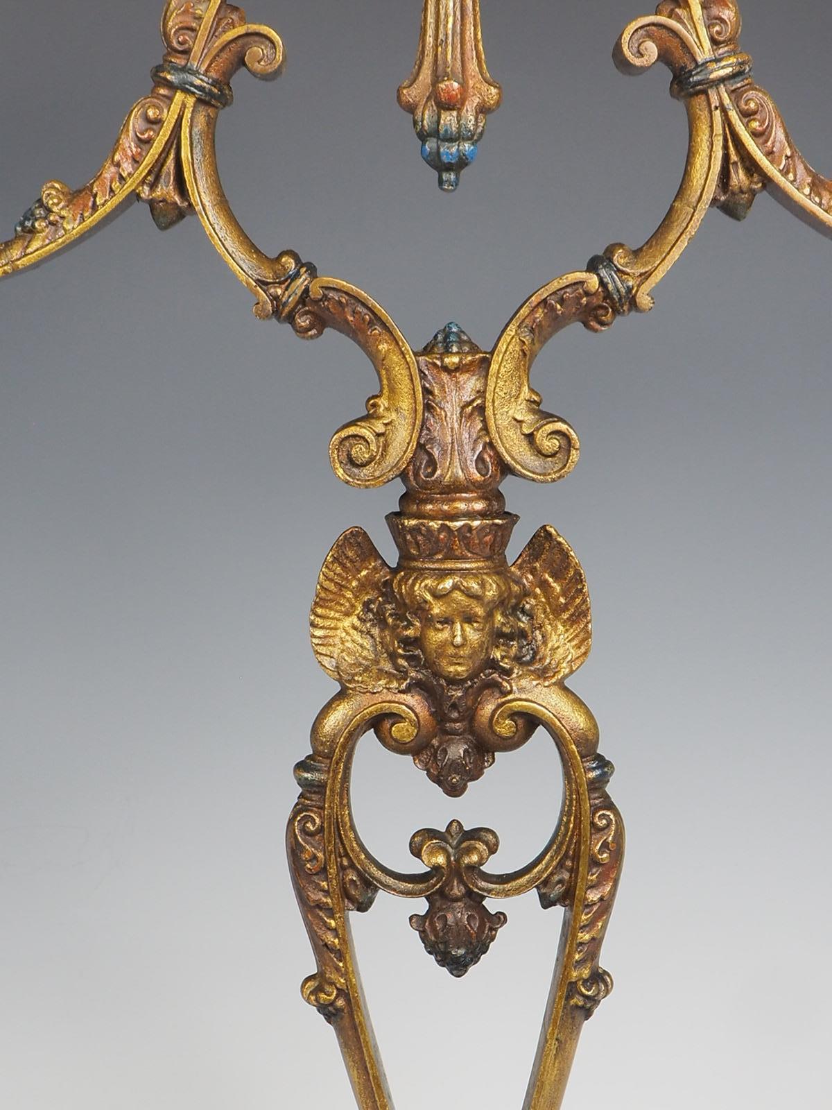 1914 La Edward N Riddle Co. Coppia di candelabri policromi Estofado in vendita 2