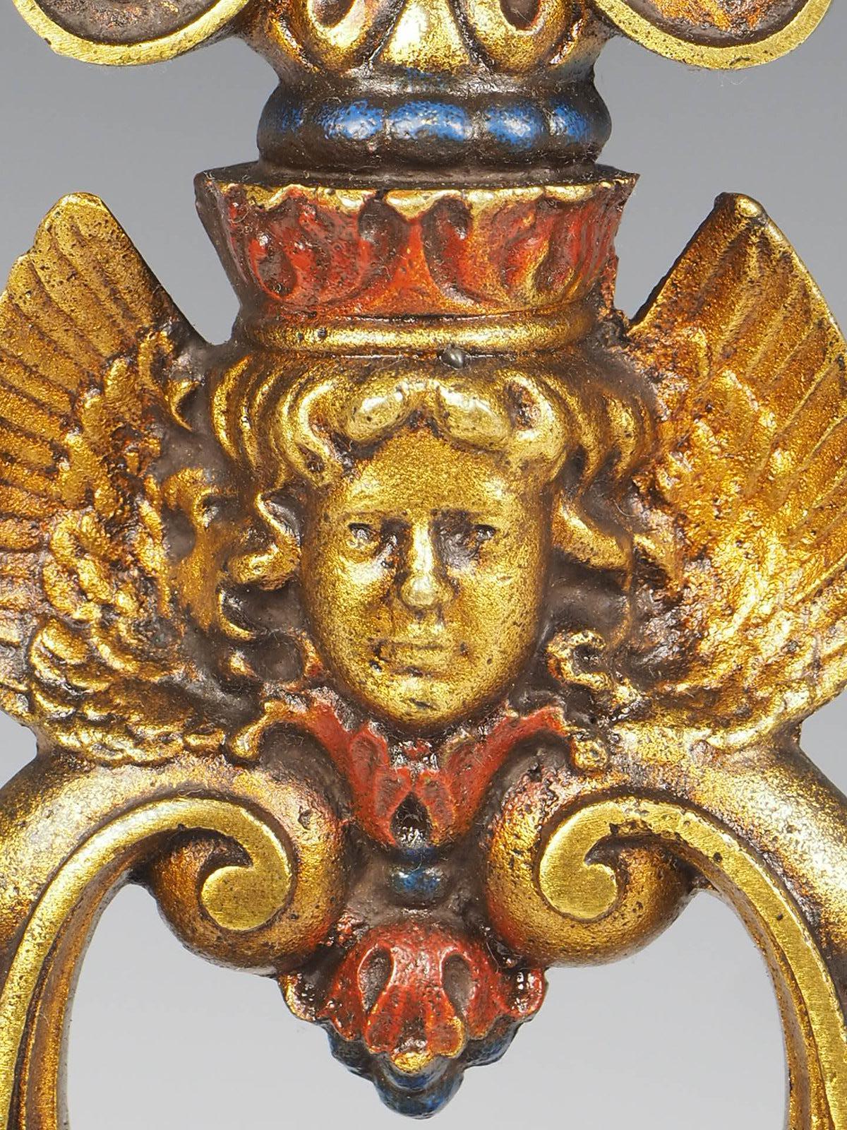 1914 La Edward N Riddle Co. Coppia di candelabri policromi Estofado in vendita 3