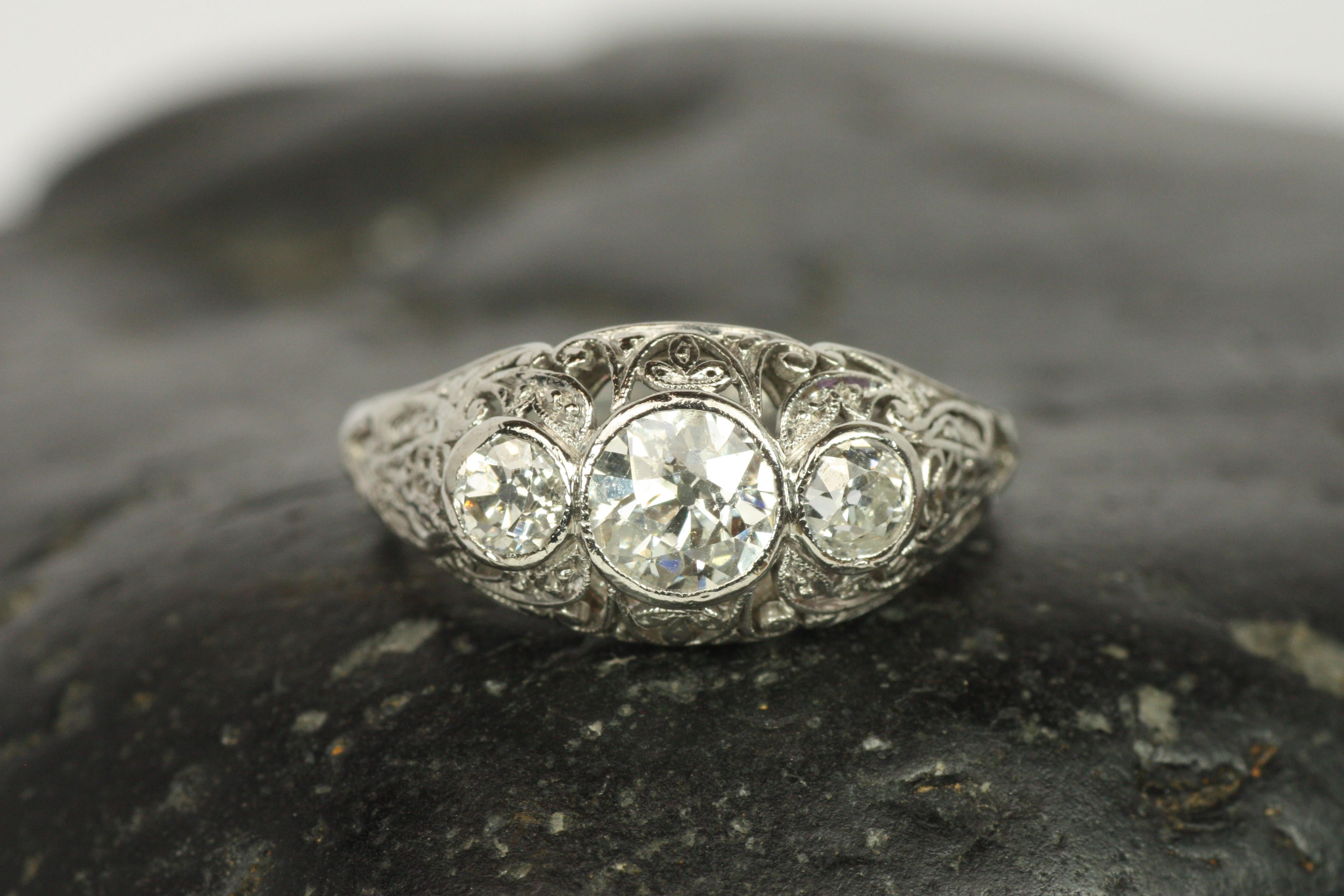 Anello di fidanzamento a tre pietre in filigrana del 1915 - 0,87 carati di diamanti taglio vecchio europeo in vendita 2