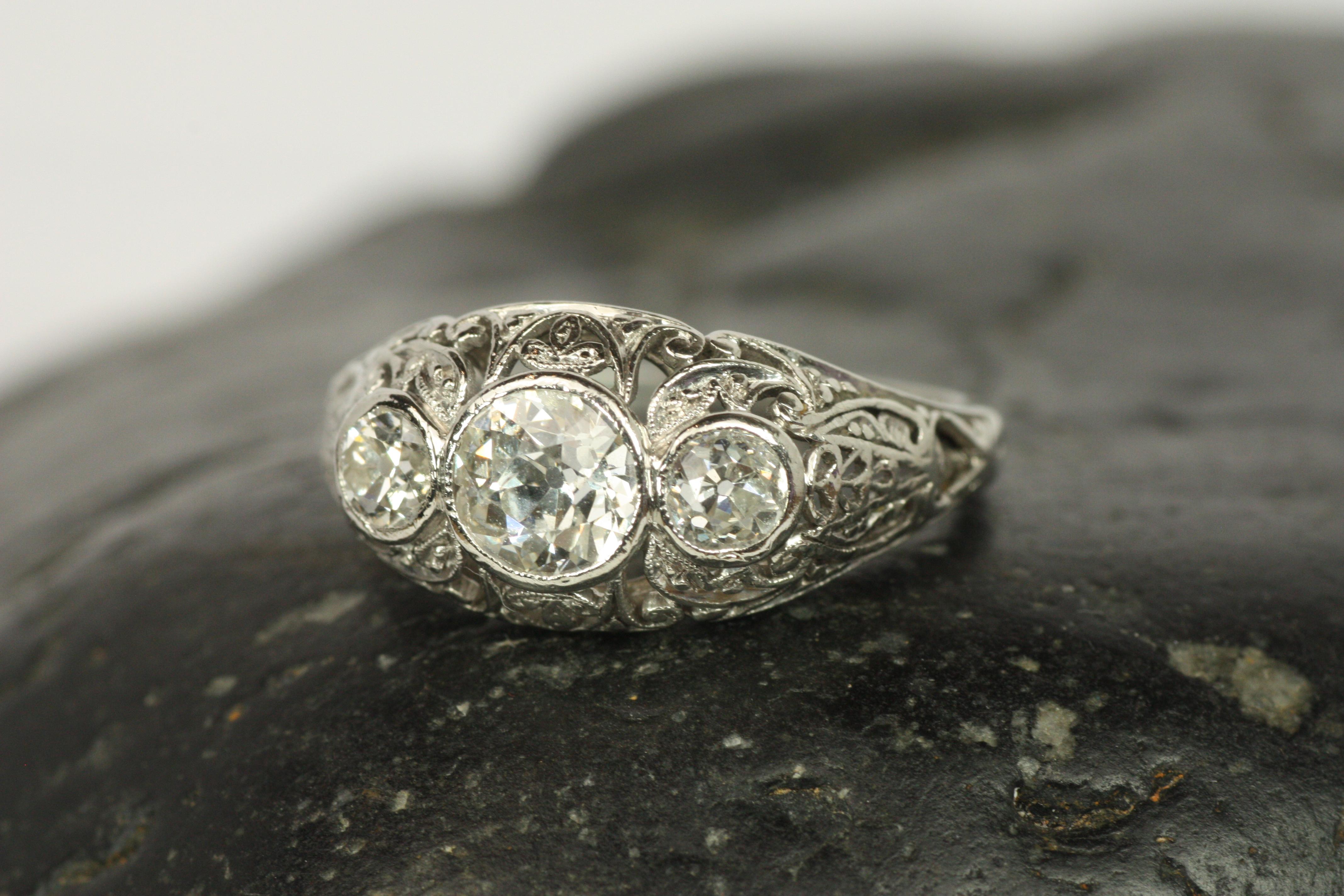 Anello di fidanzamento a tre pietre in filigrana del 1915 - 0,87 carati di diamanti taglio vecchio europeo in vendita 3