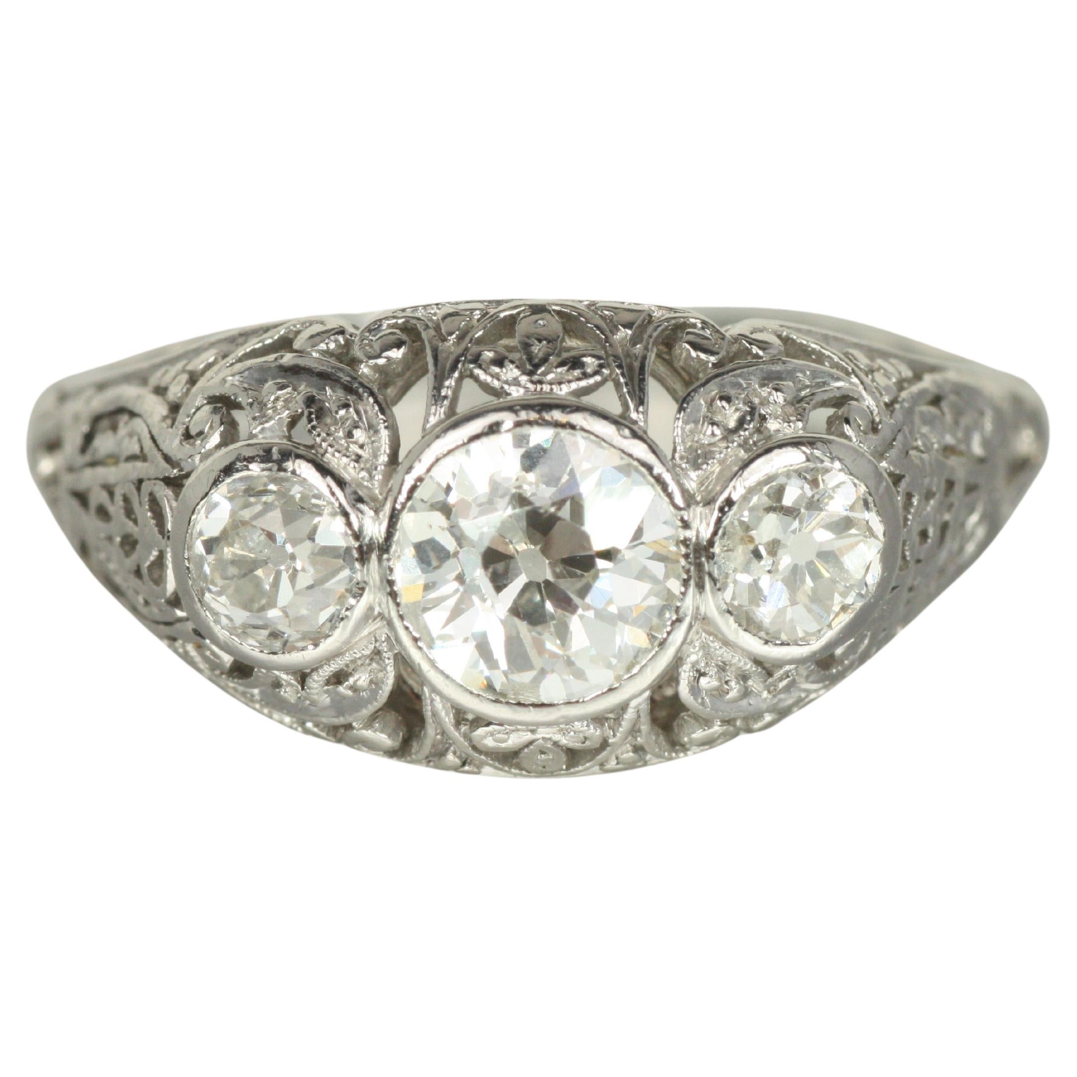 1915 Filigraner Verlobungsring mit 3 Steinen - 0,87ct Diamanten im alten europäischen Schliff