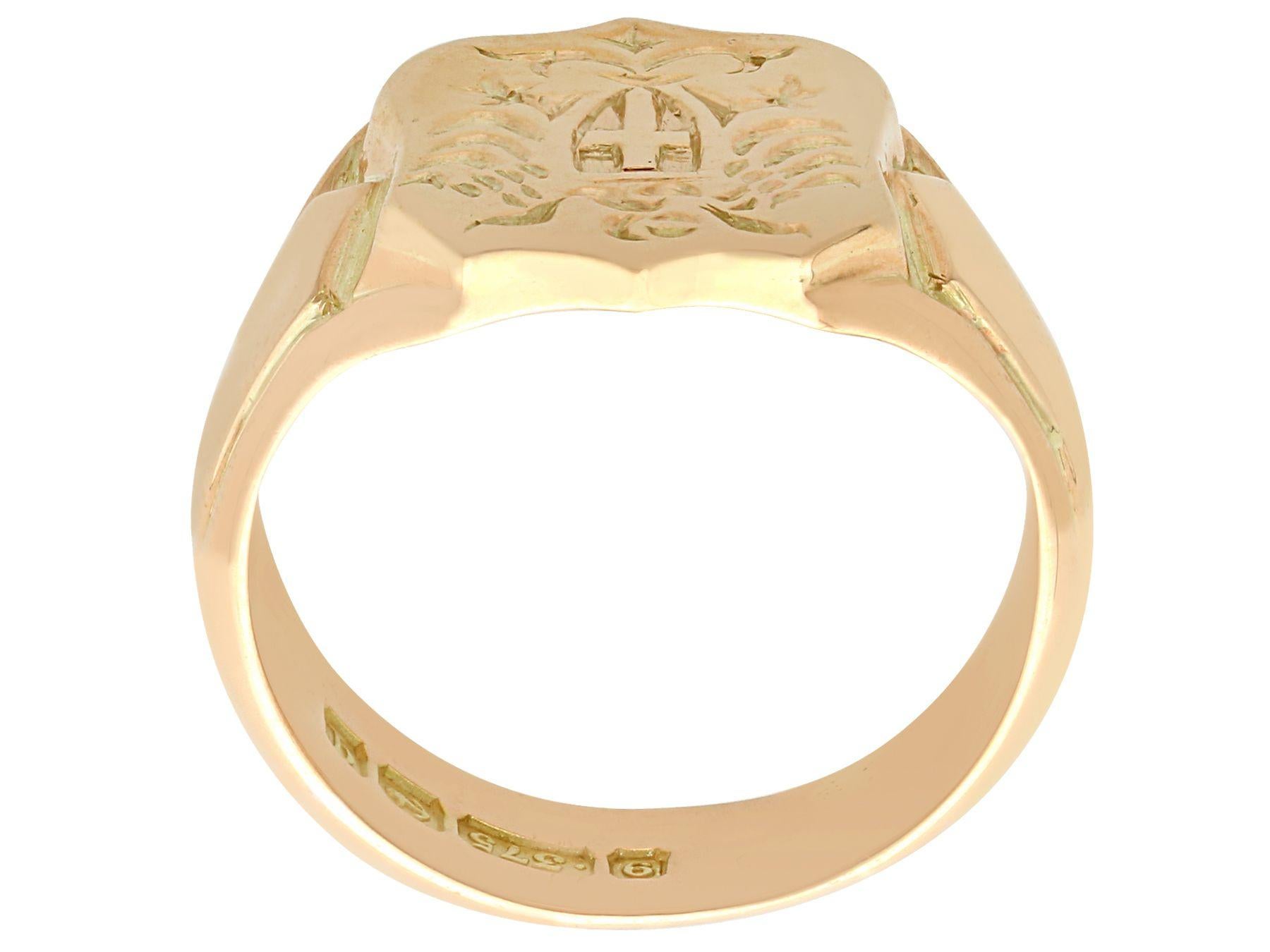 1915 Yellow Gold Gent's Signet Ring In Excellent Condition In Jesmond, Newcastle Upon Tyne