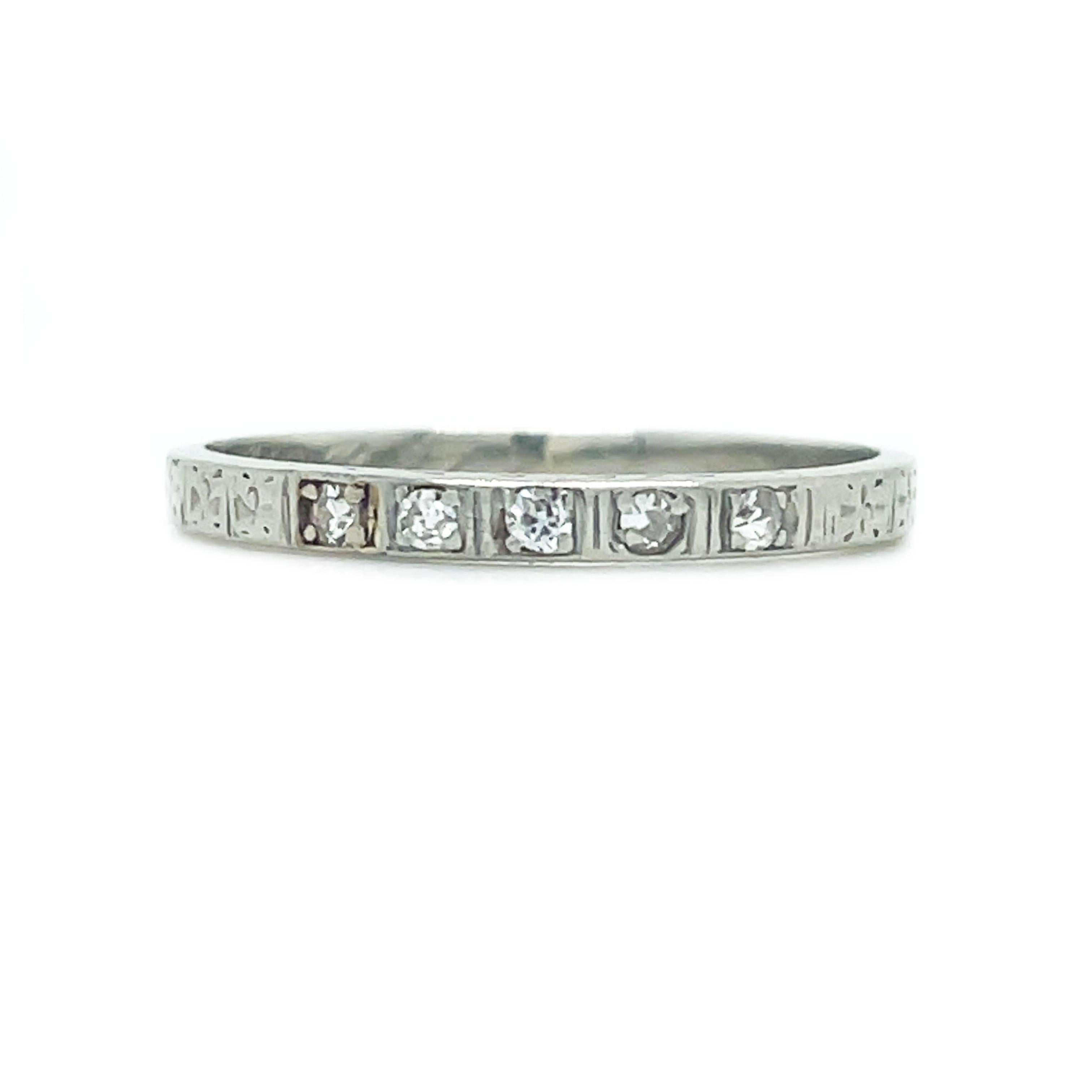 1915 Art Deco Hand-Engraved White Gold Diamond Band In Excellent Condition For Sale In Lexington, KY